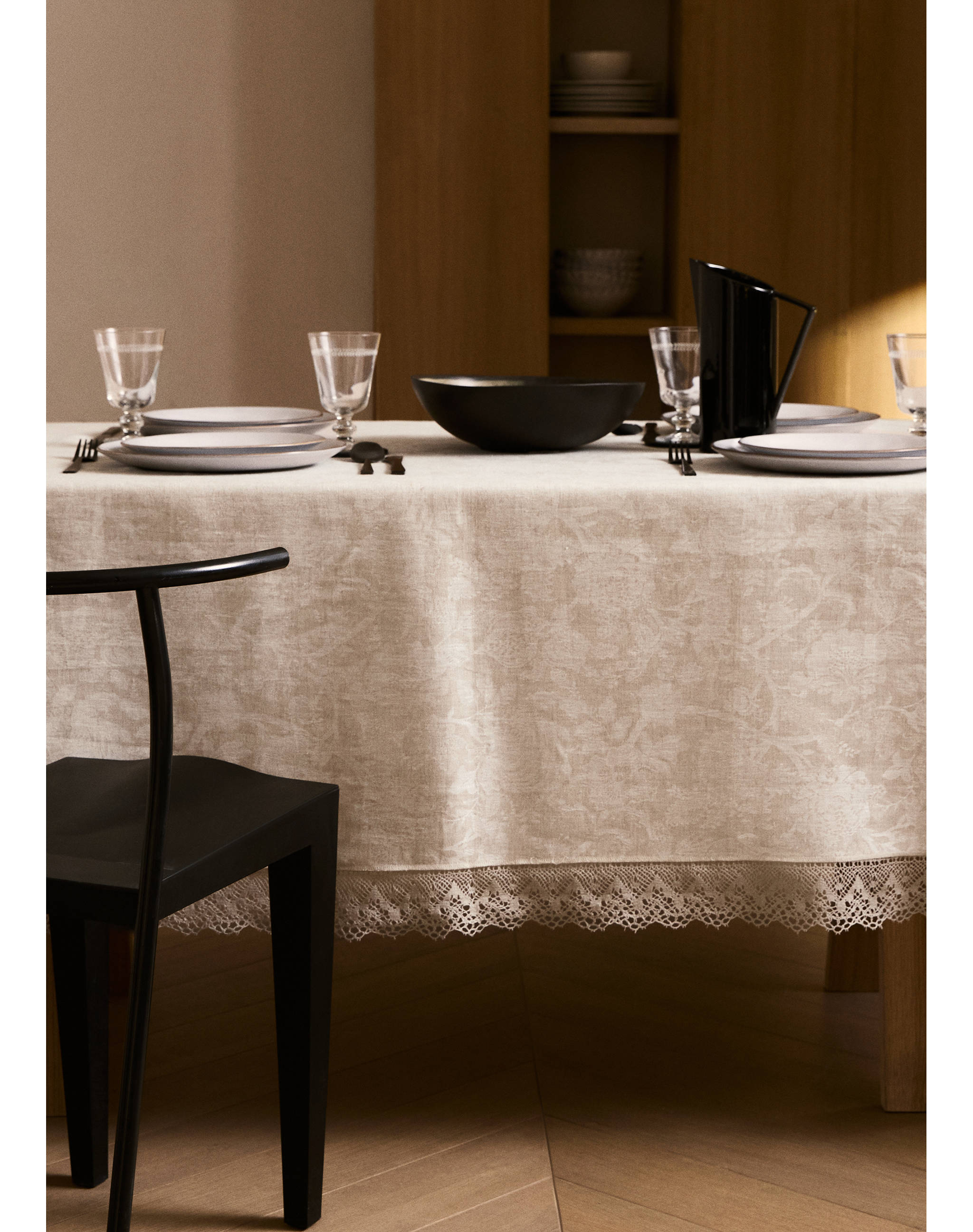 Obrus z lnianego żakardu w kwiaty z koronkową tasiemką dla 6-8 osób - Plan ogólny