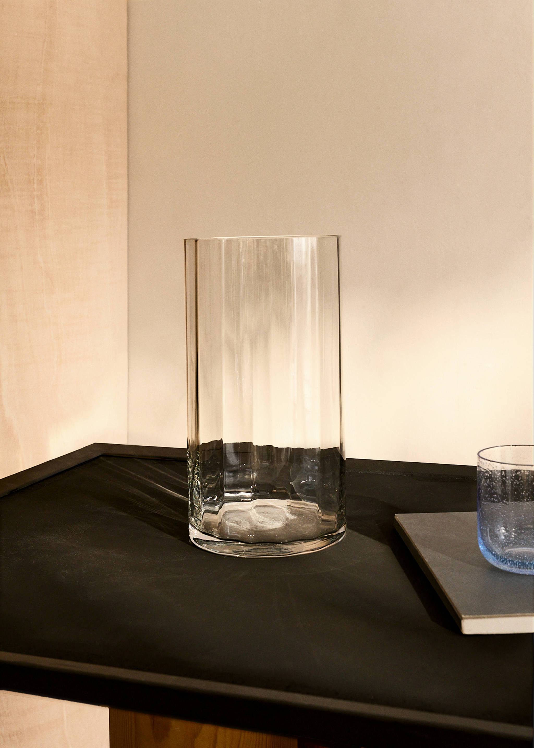 Hand-blown glass vase with large stripes - General plane