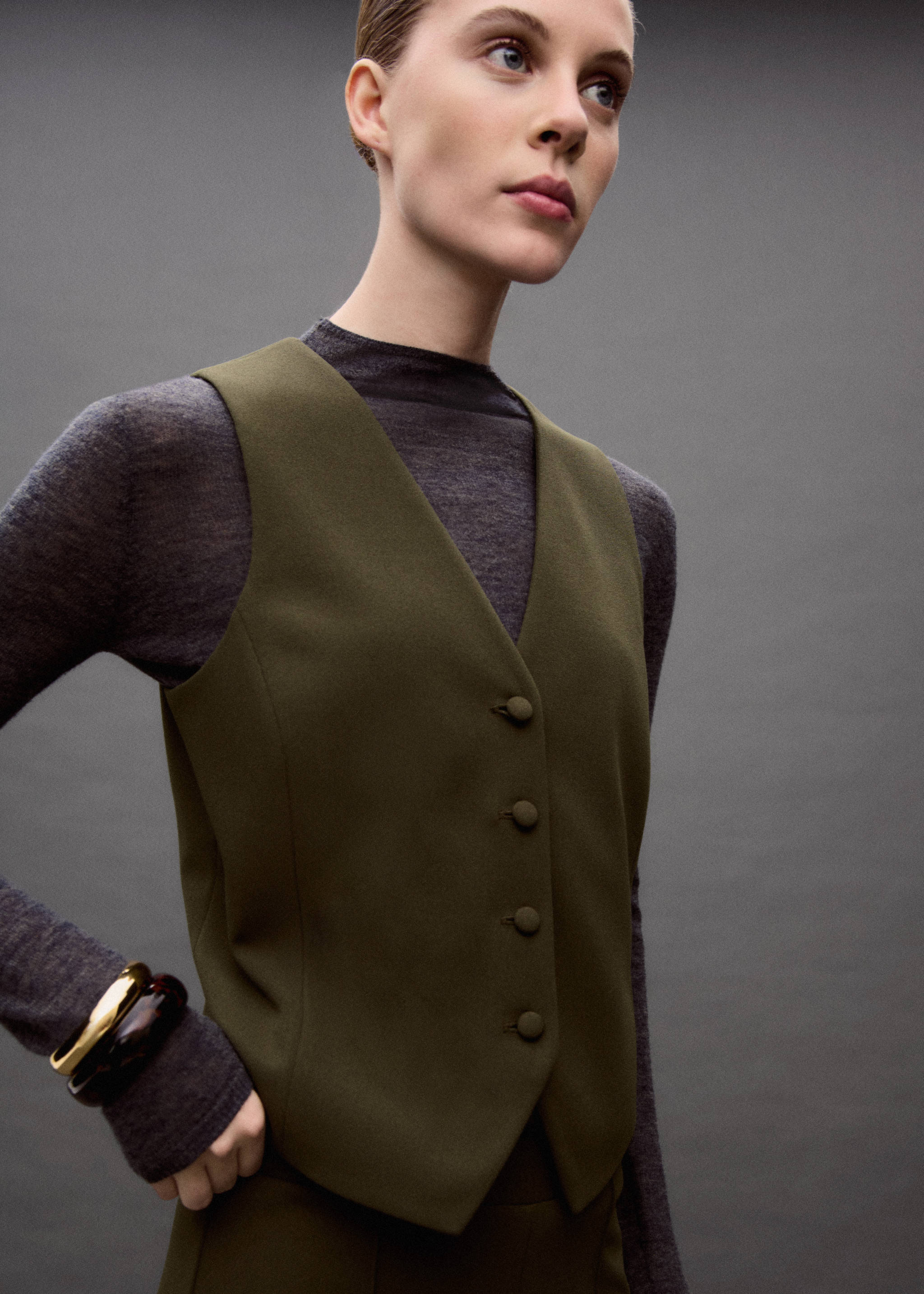 Suit vest with buttons - Details of the article 7, Khaki. Ref: 87063279-00.
