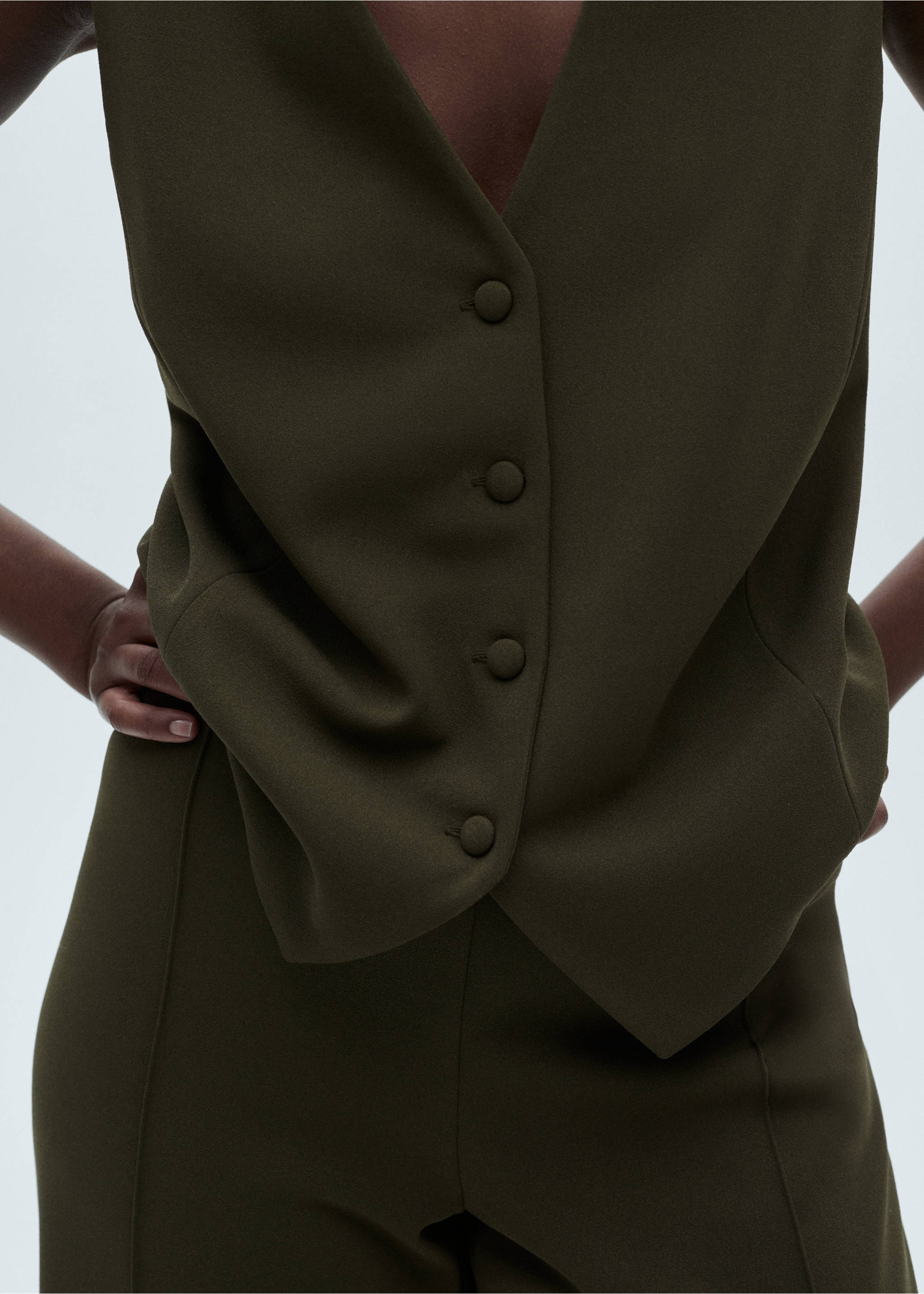 Suit vest with buttons - Details of the article 4, Khaki. Ref: 87063279-00.