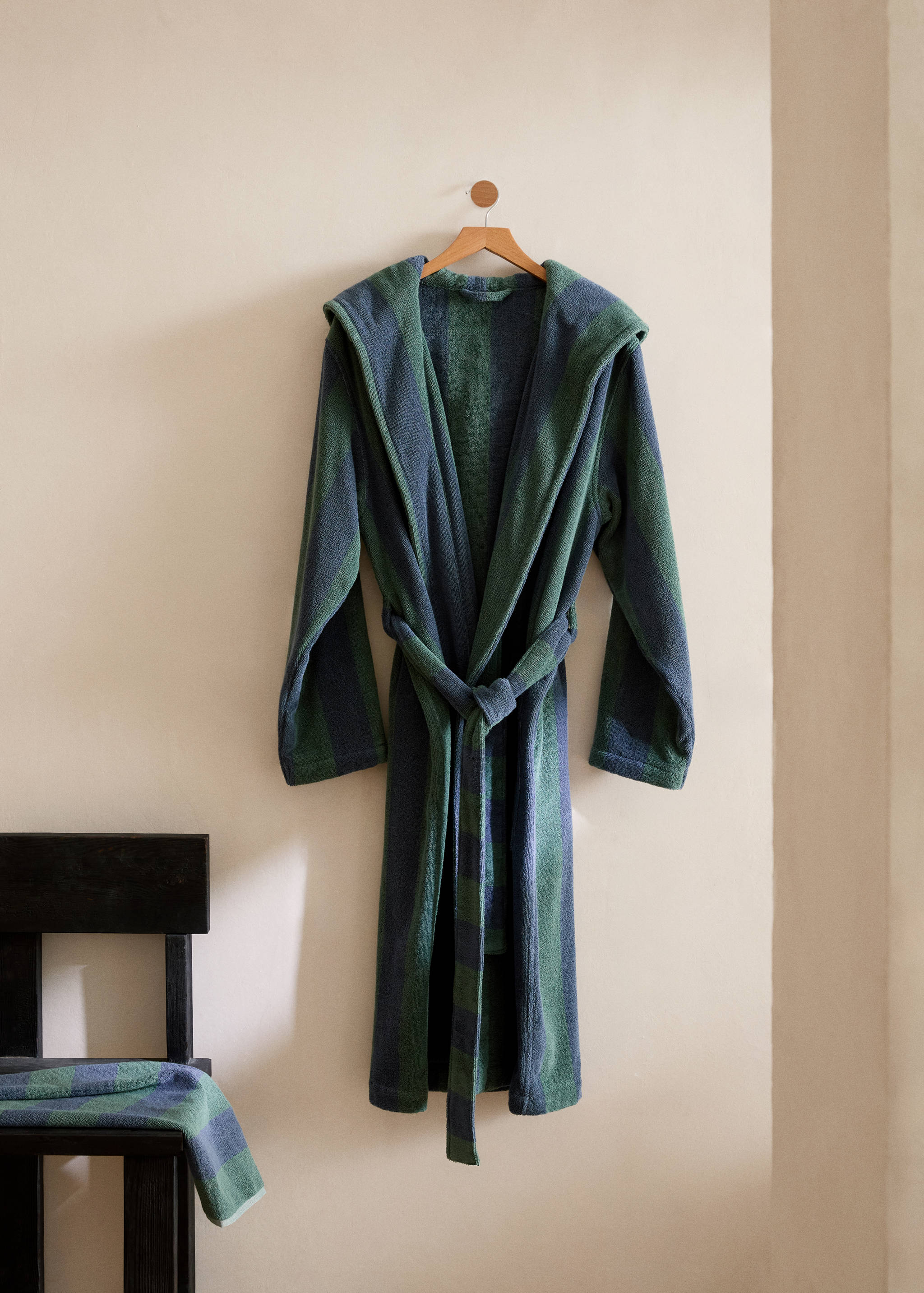 Two-tone striped bathrobe - General plane