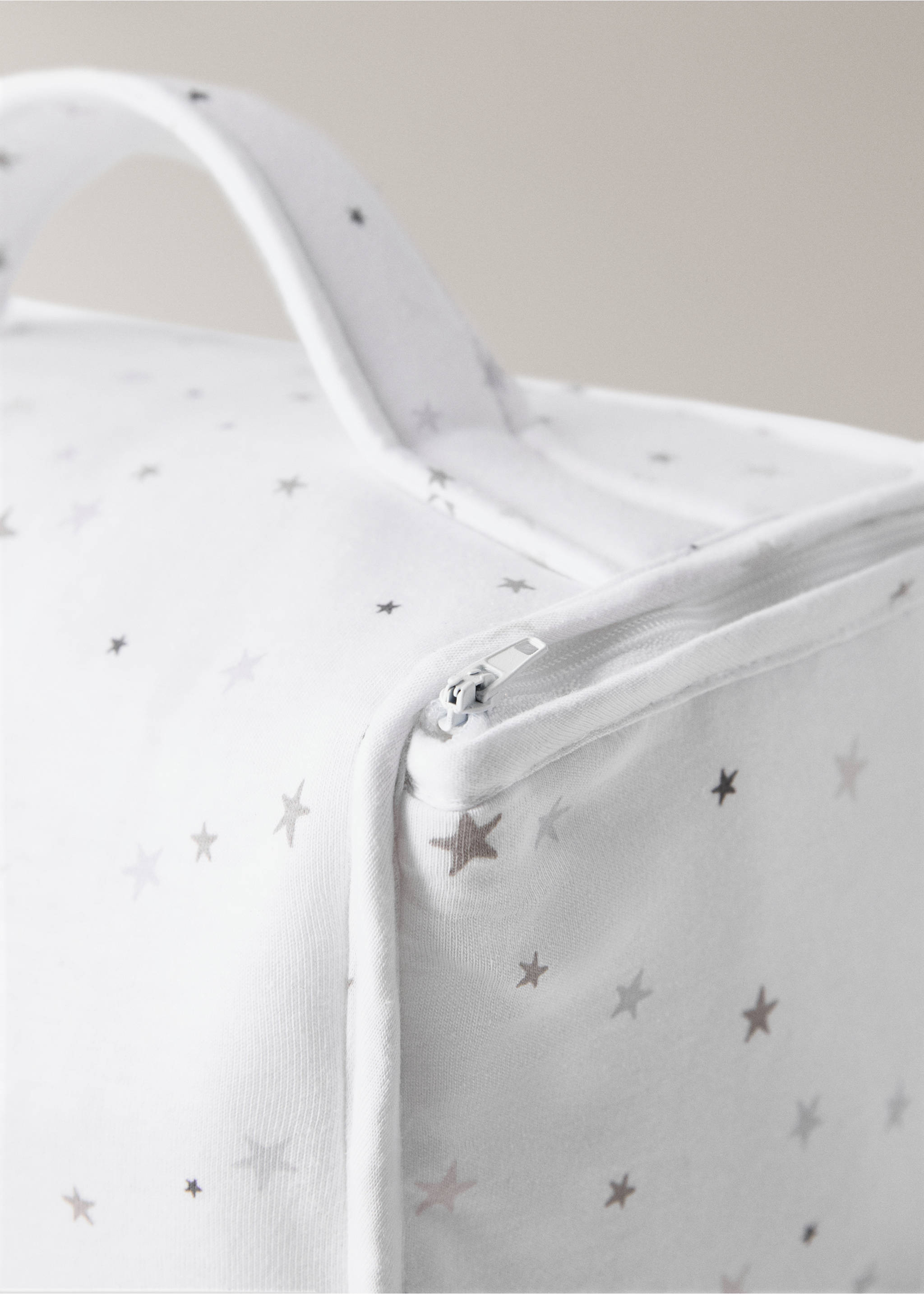 Children’s toiletry bag with star print - Details of the article 2, White. Ref: 87063304-00.
