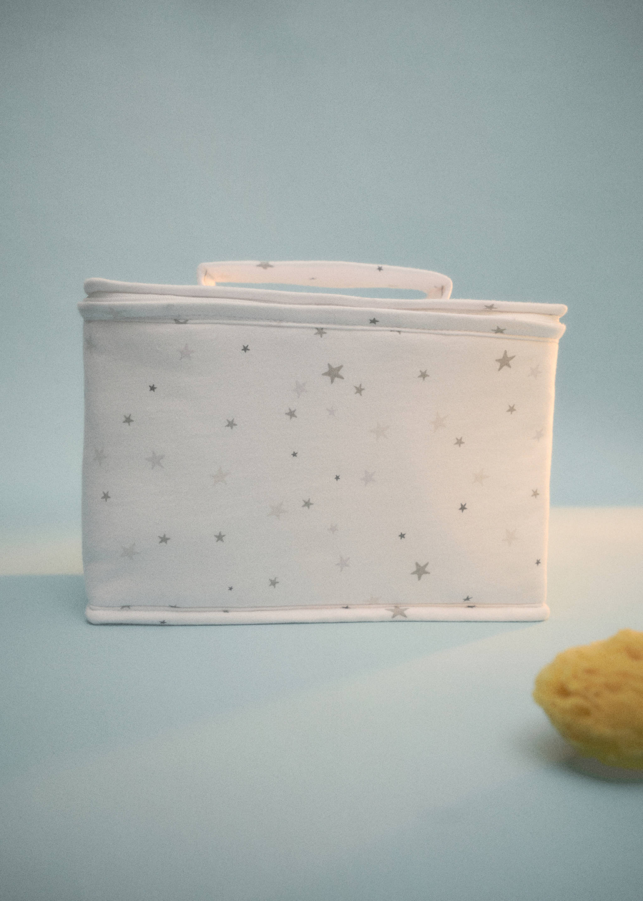 Children’s toiletry bag with star print - Details of the article 6, White. Ref: 87063304-00.