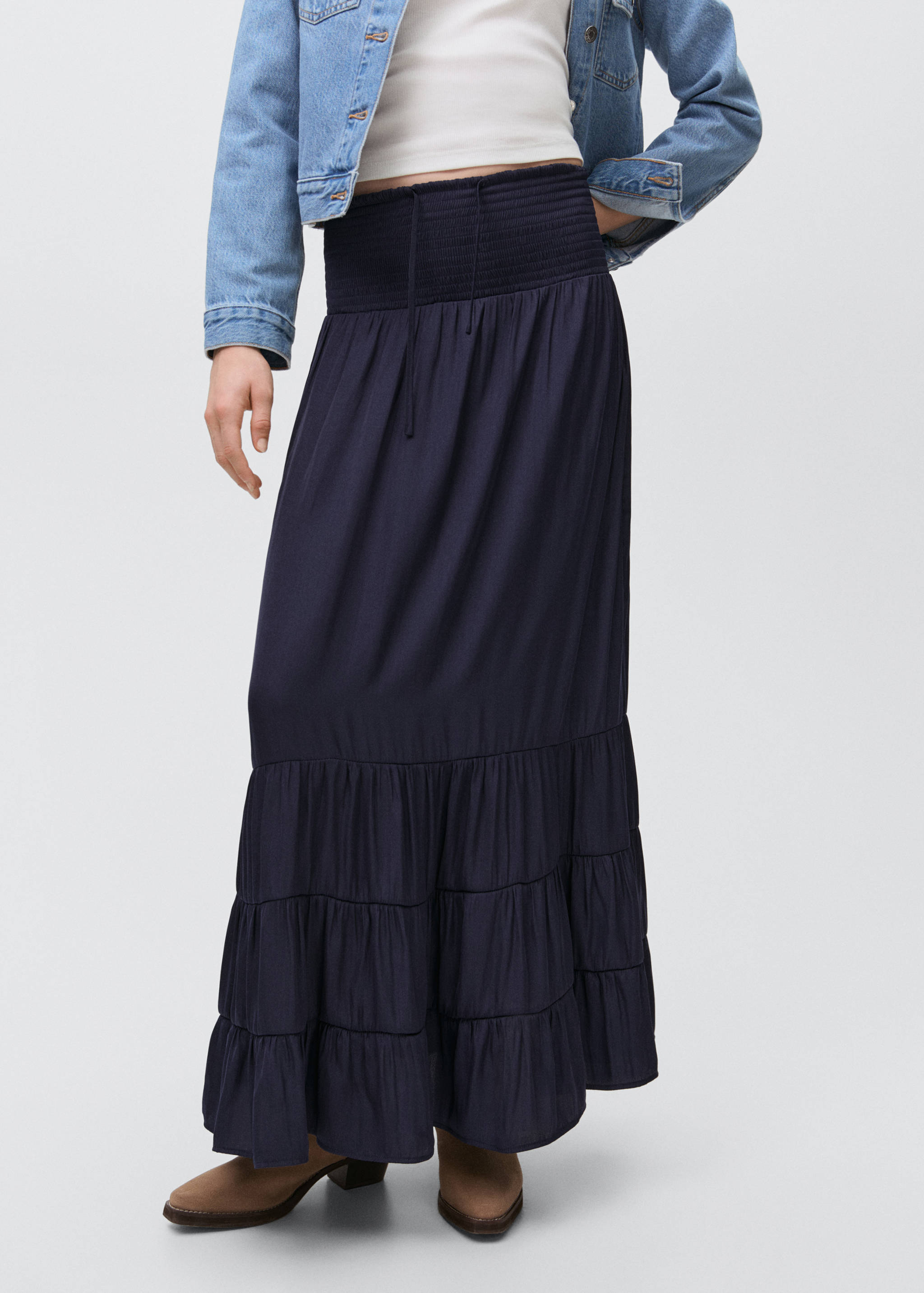 Длинная юбка с воланами - Средний план