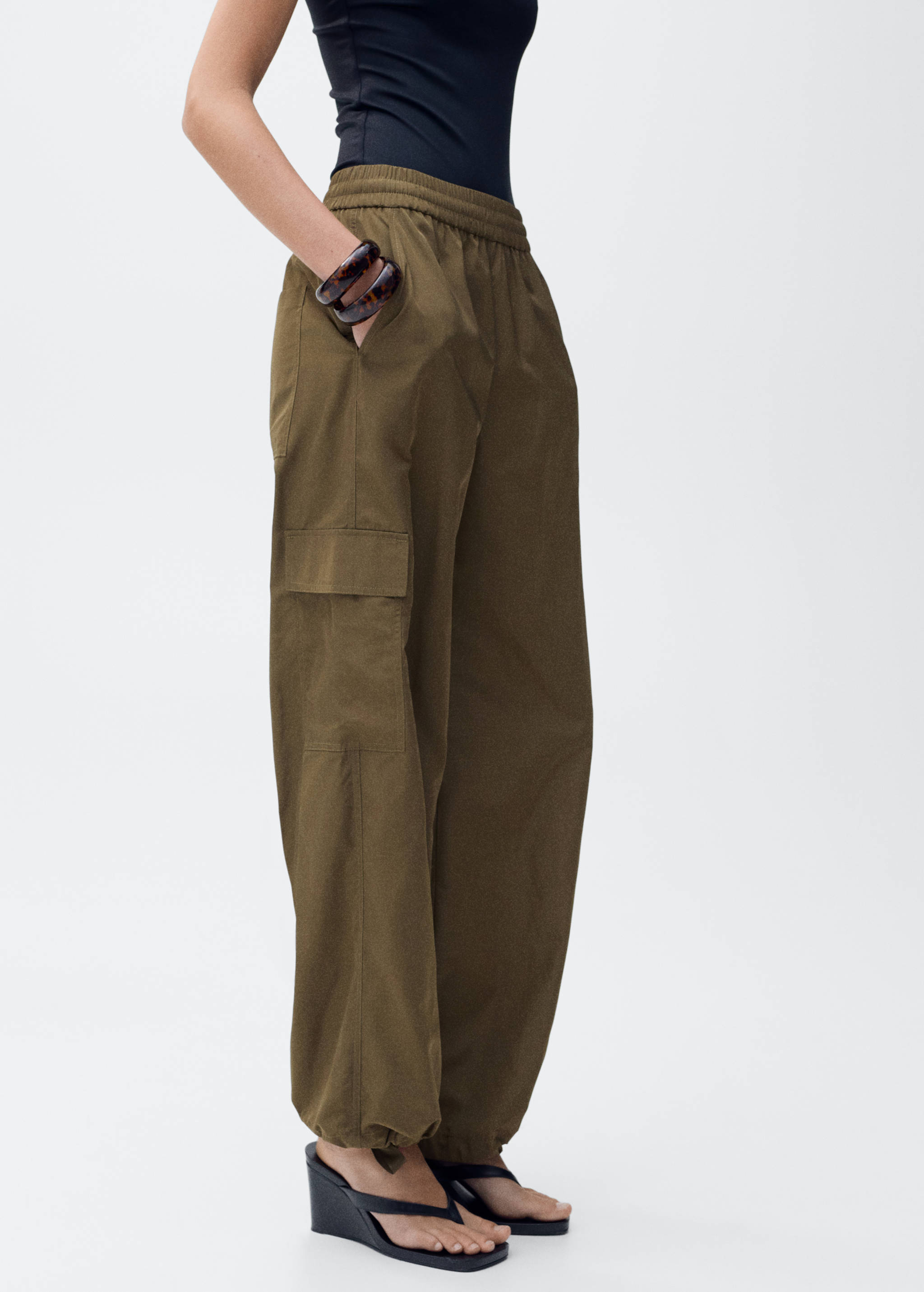 Pantalon cargo bas de jambe réglable - Plan moyen