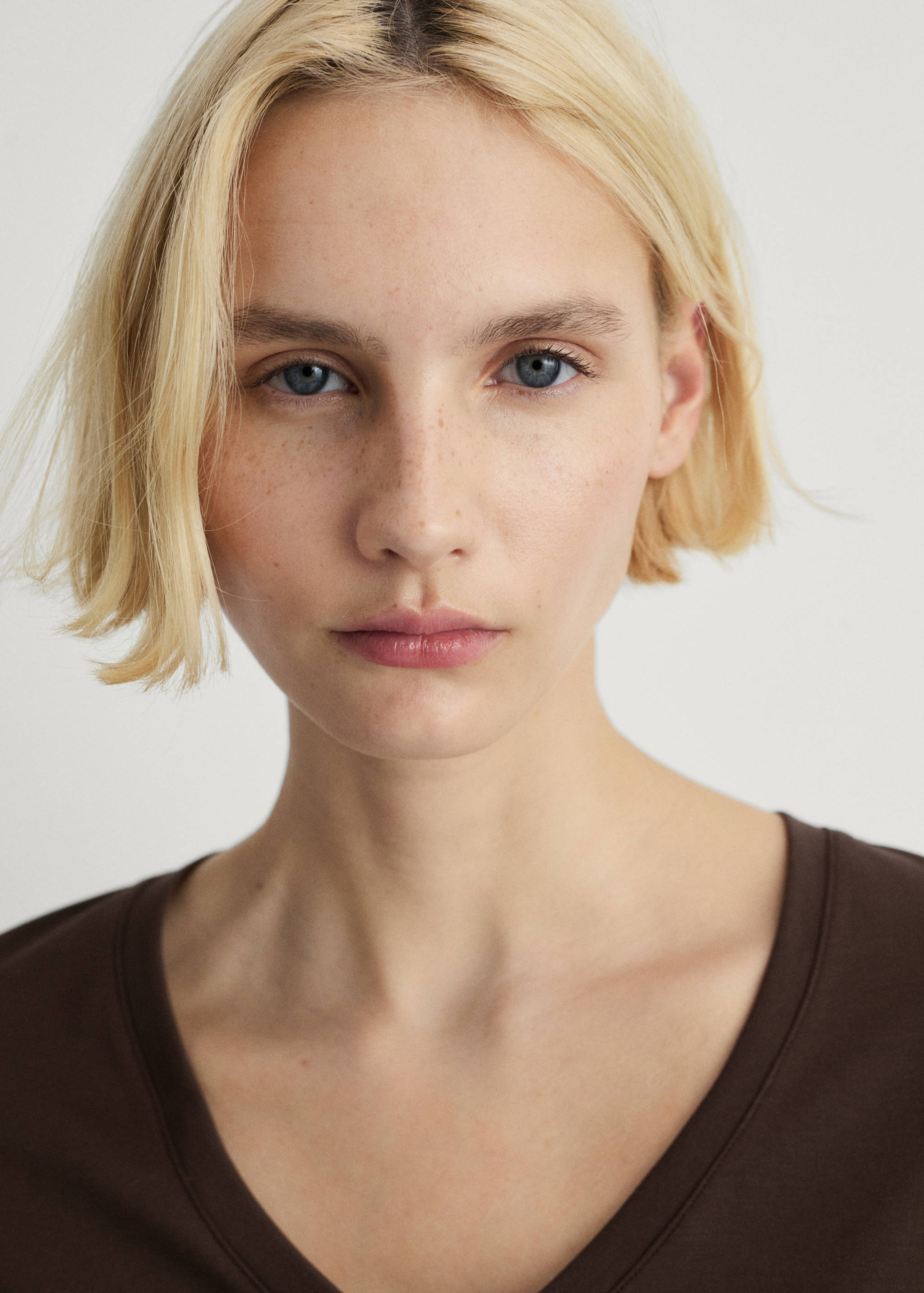 Plain V-neck cotton pyjama t-shirt - Details of the article 1