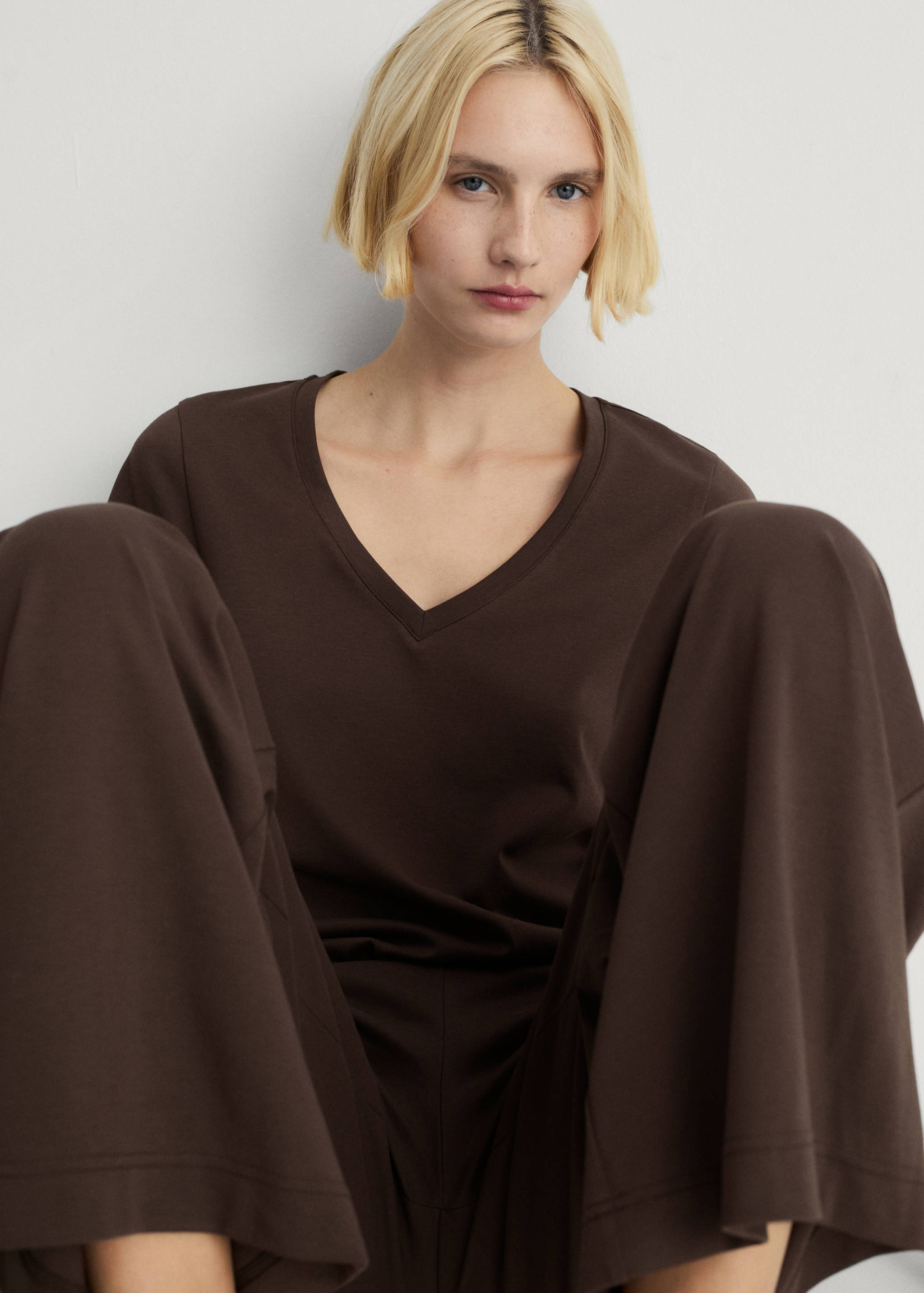 Plain V-neck cotton pyjama t-shirt - Details of the article 2