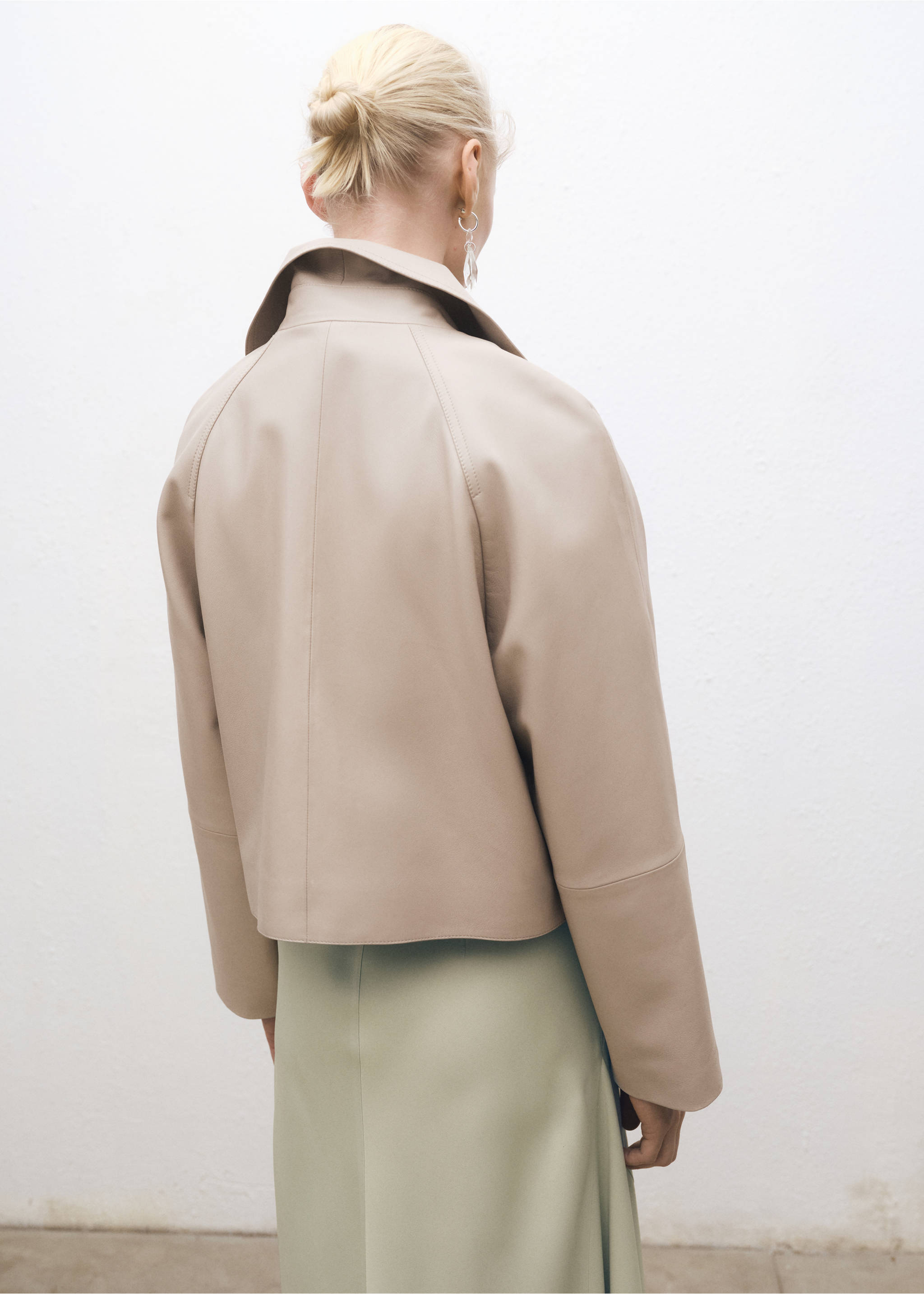 Cropped leather trench coat - Reverse of the article, Ice Grey. Ref: 87064075-00.