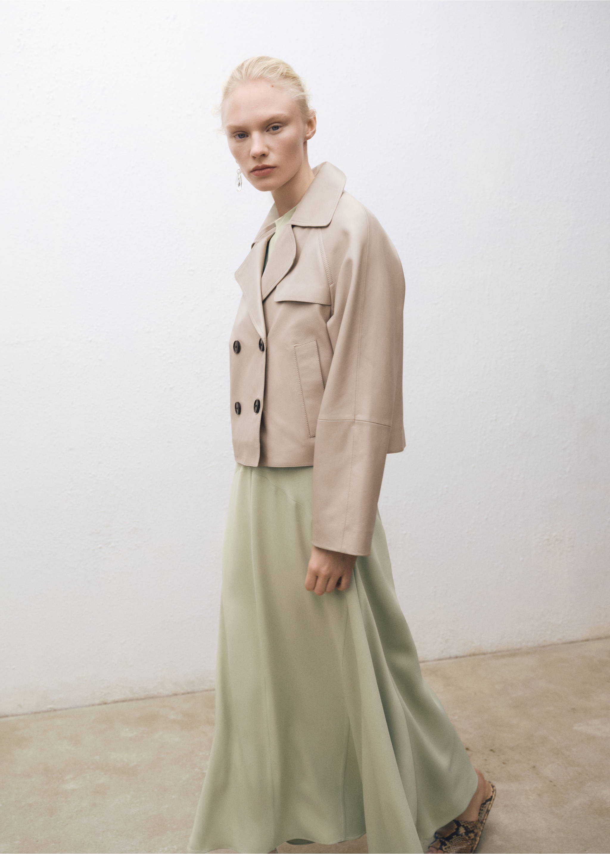 Cropped leather trench coat - Details of the article 2, Ice Grey. Ref: 87064075-00.