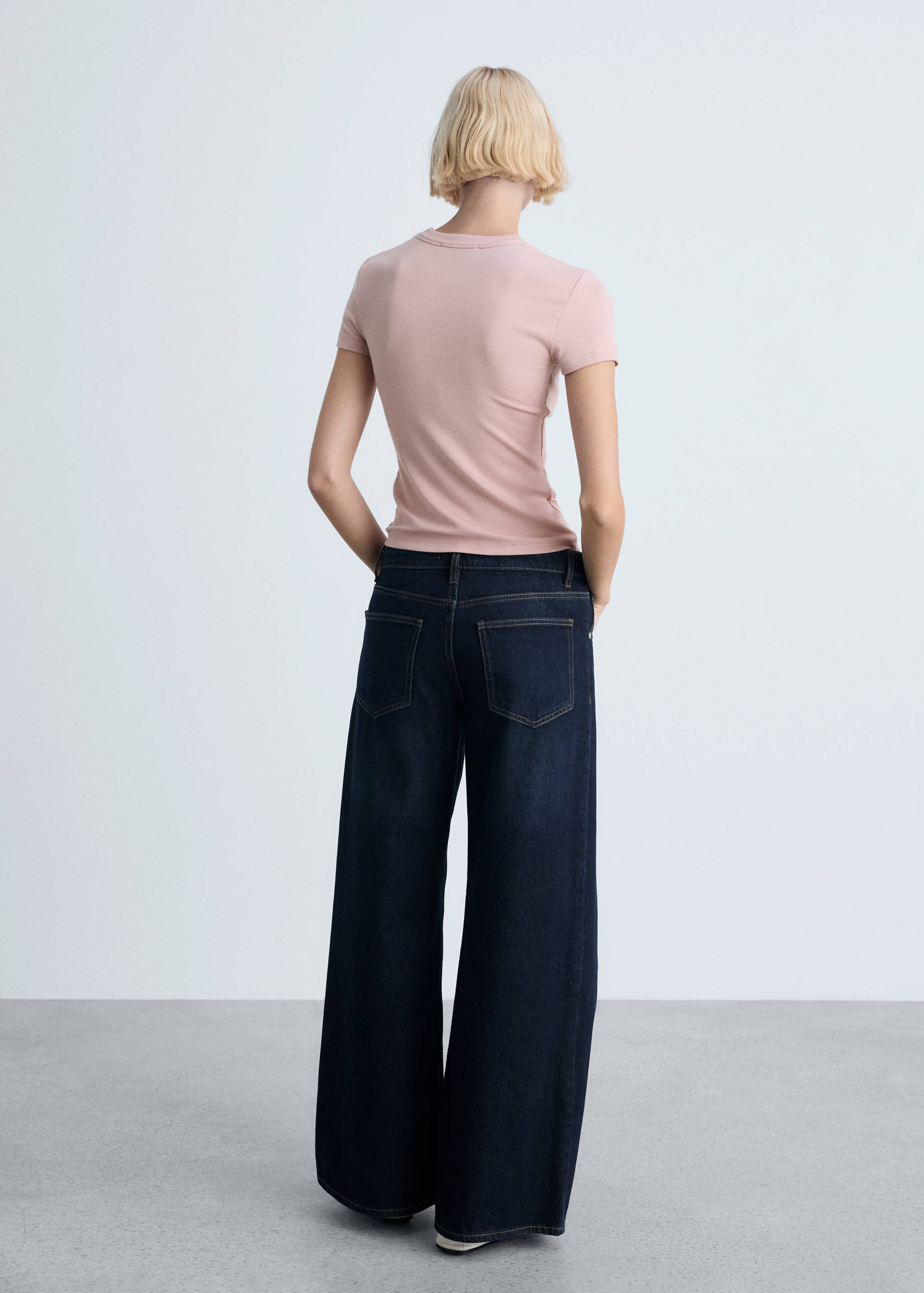 Облегающая футболка - Обратная сторона изделия