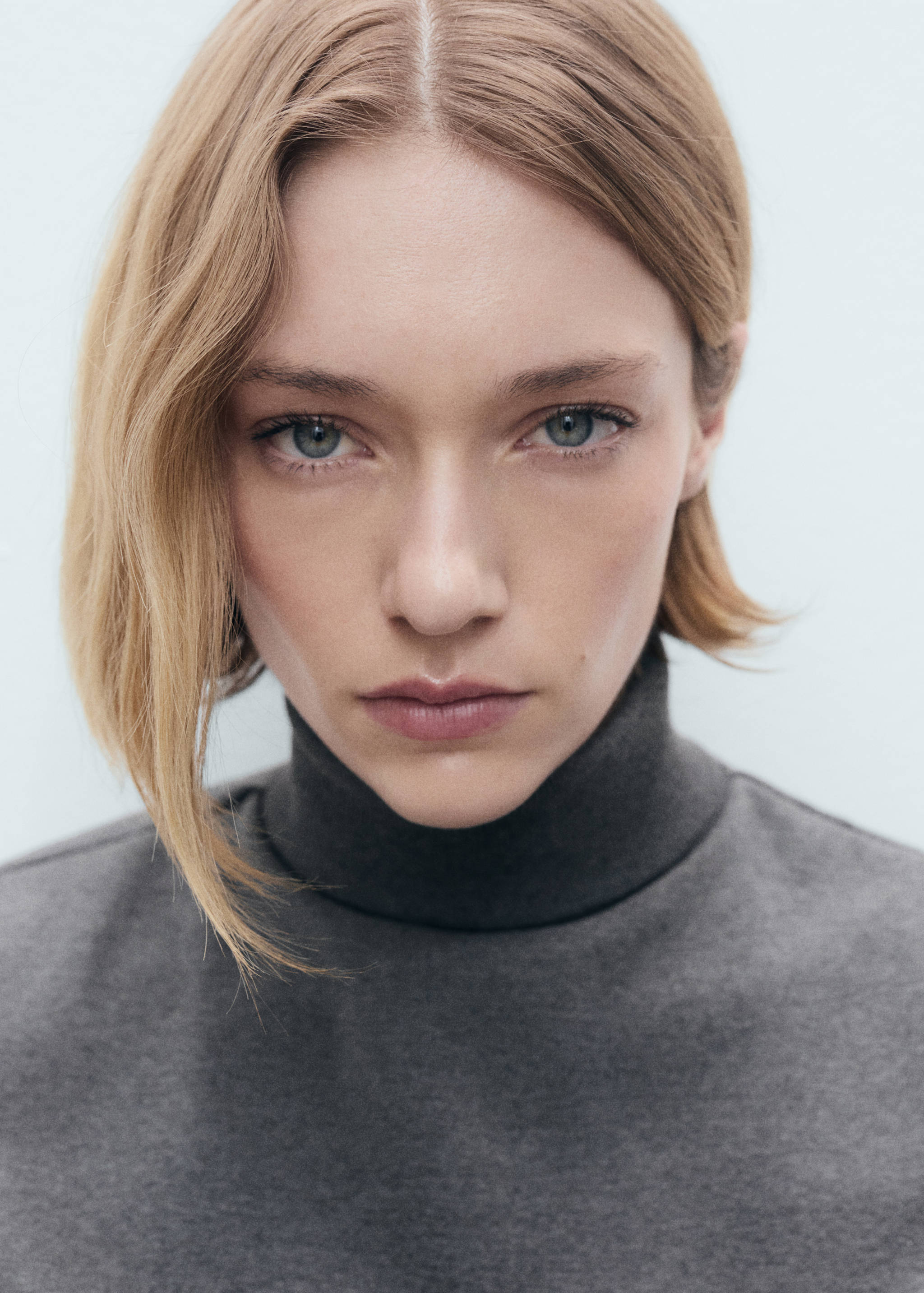 Sleeveless turtleneck top - Details of the article 1