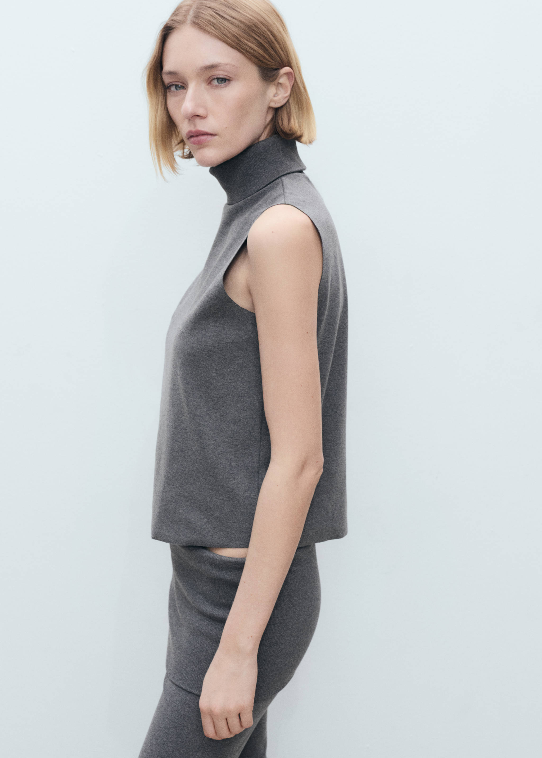 Sleeveless turtleneck top - Details of the article 2