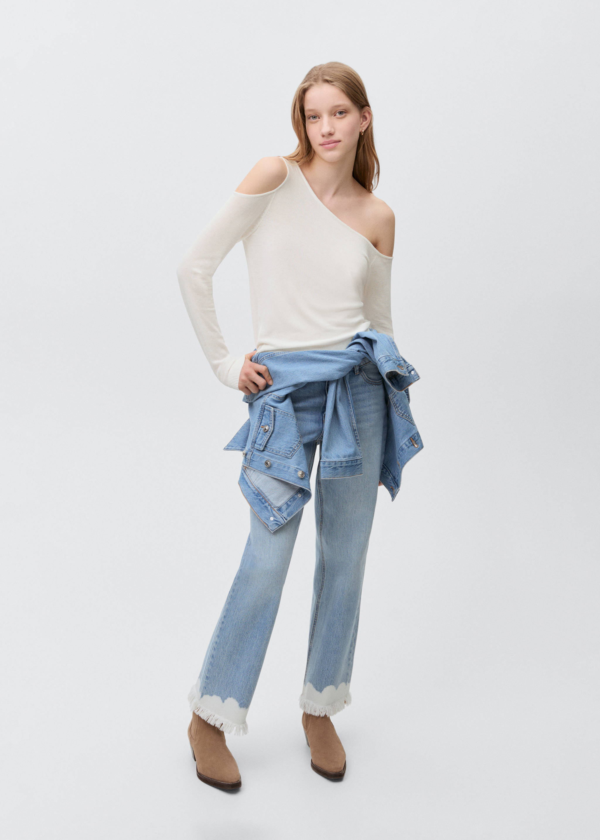 Asymmetric knit sweater - General plane
