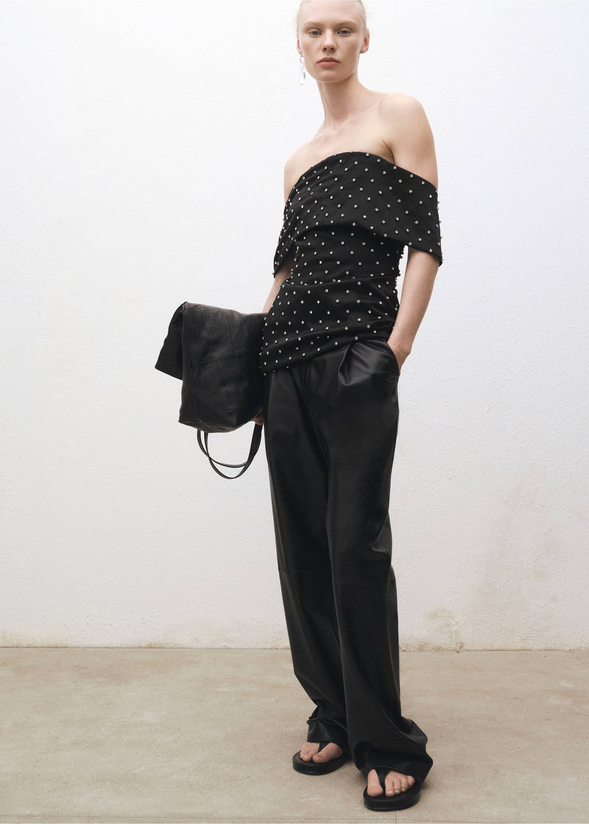 Straight leather trousers with pleat detail - General plane, Black. Ref: 87064418-00.