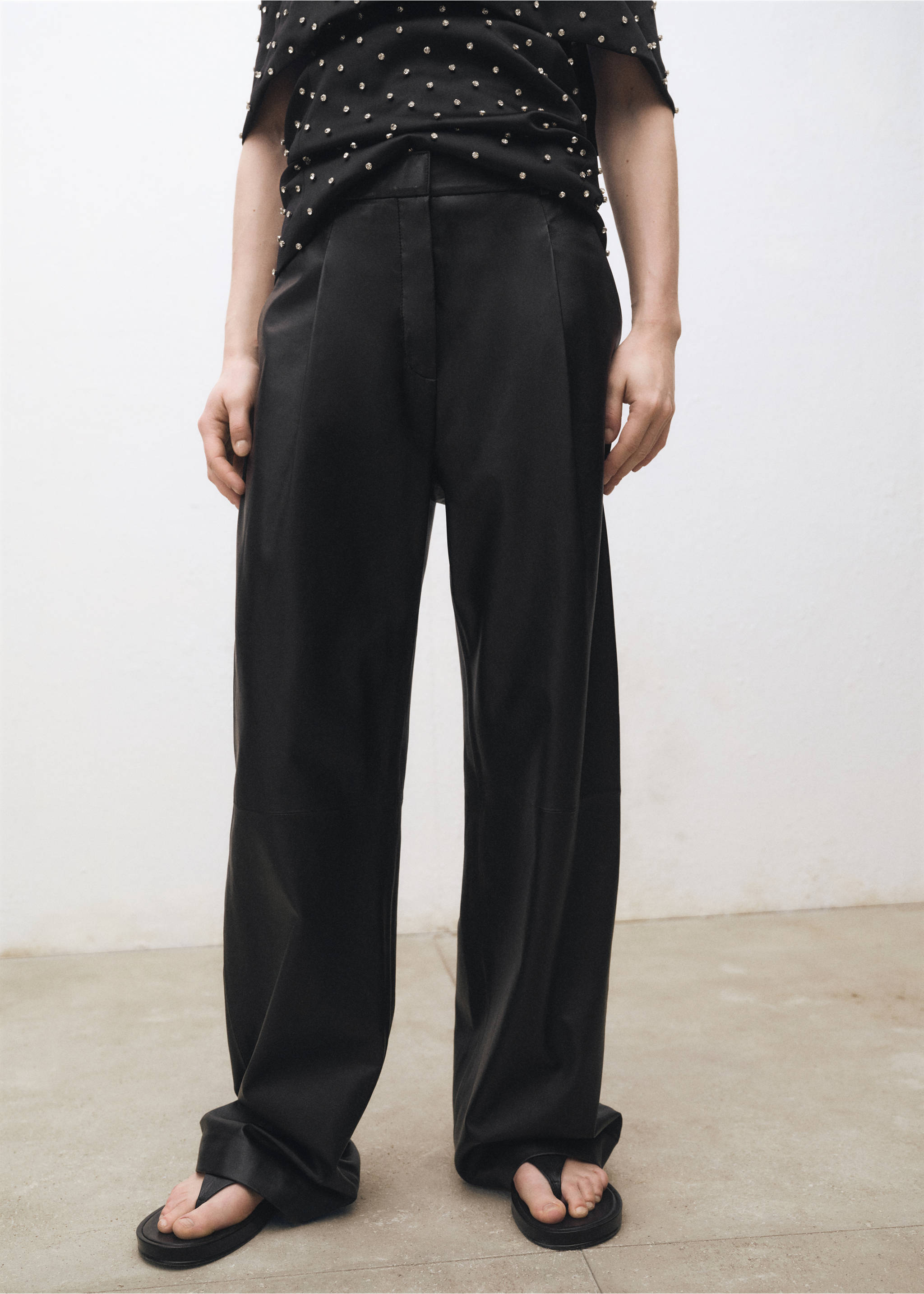 Straight leather trousers with pleat detail - Medium plane, Black. Ref: 87064418-00.