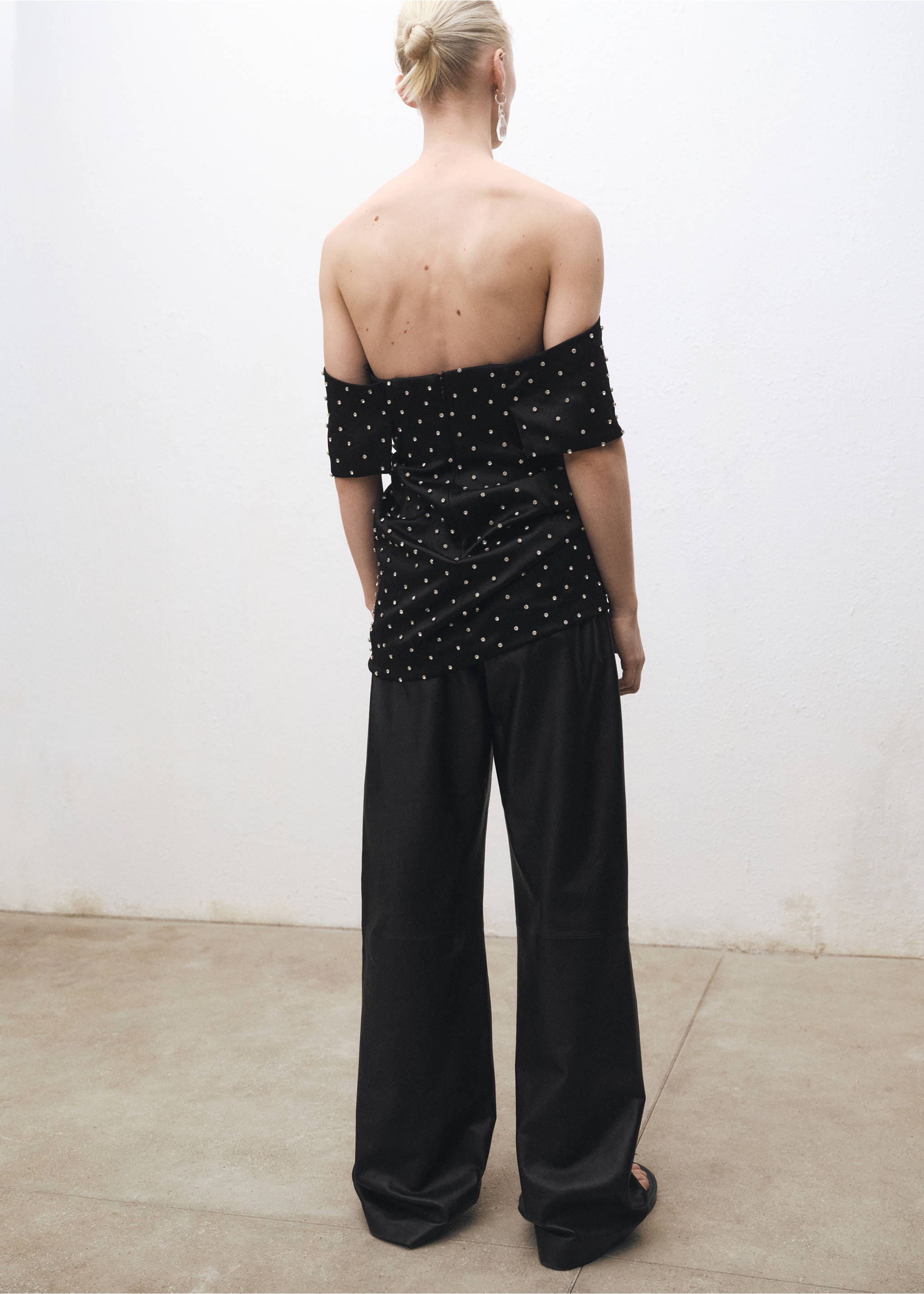 Straight leather trousers with pleat detail - Reverse of the article, Black. Ref: 87064418-00.
