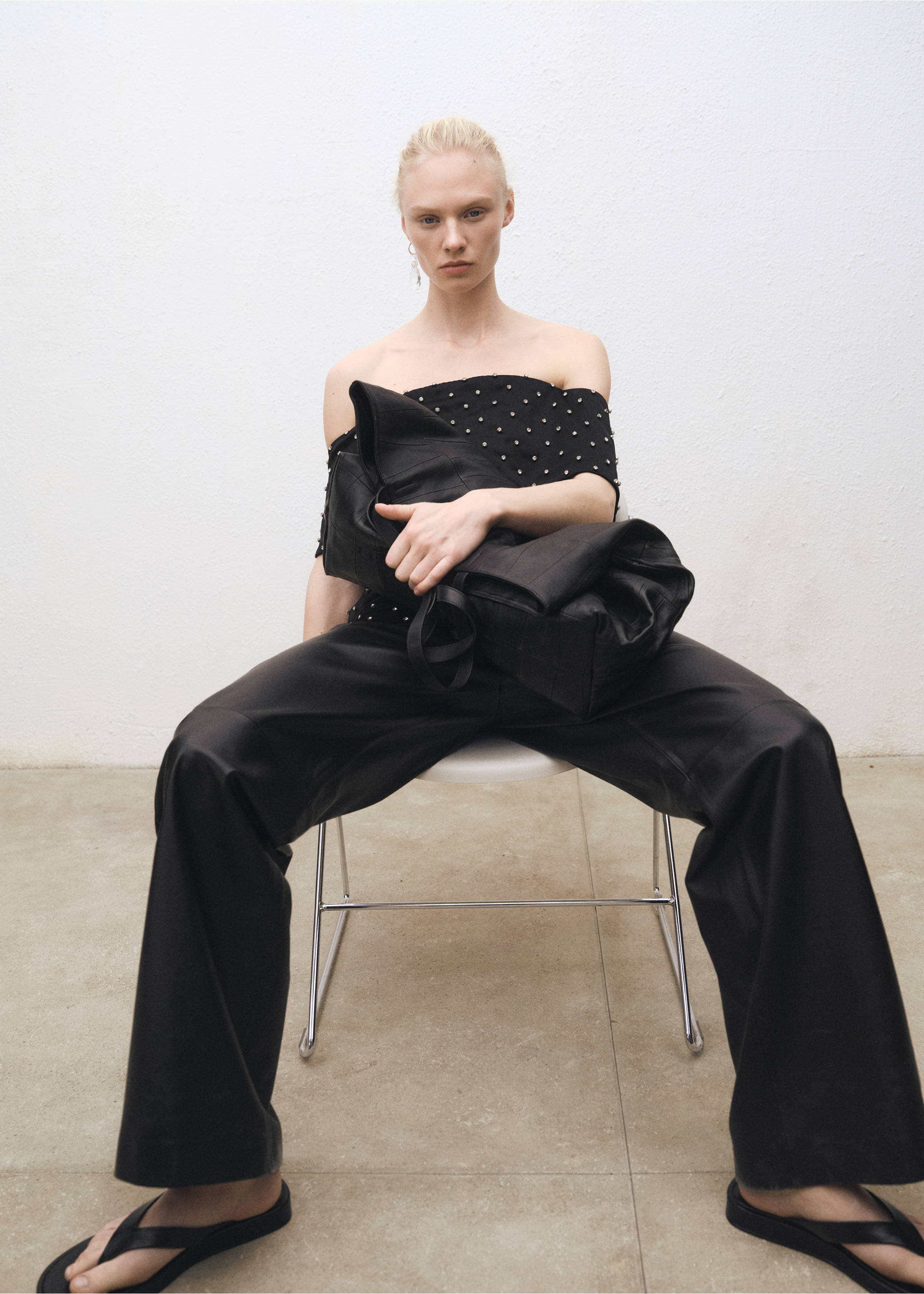 Straight leather trousers with pleat detail - Details of the article 1, Black. Ref: 87064418-00.