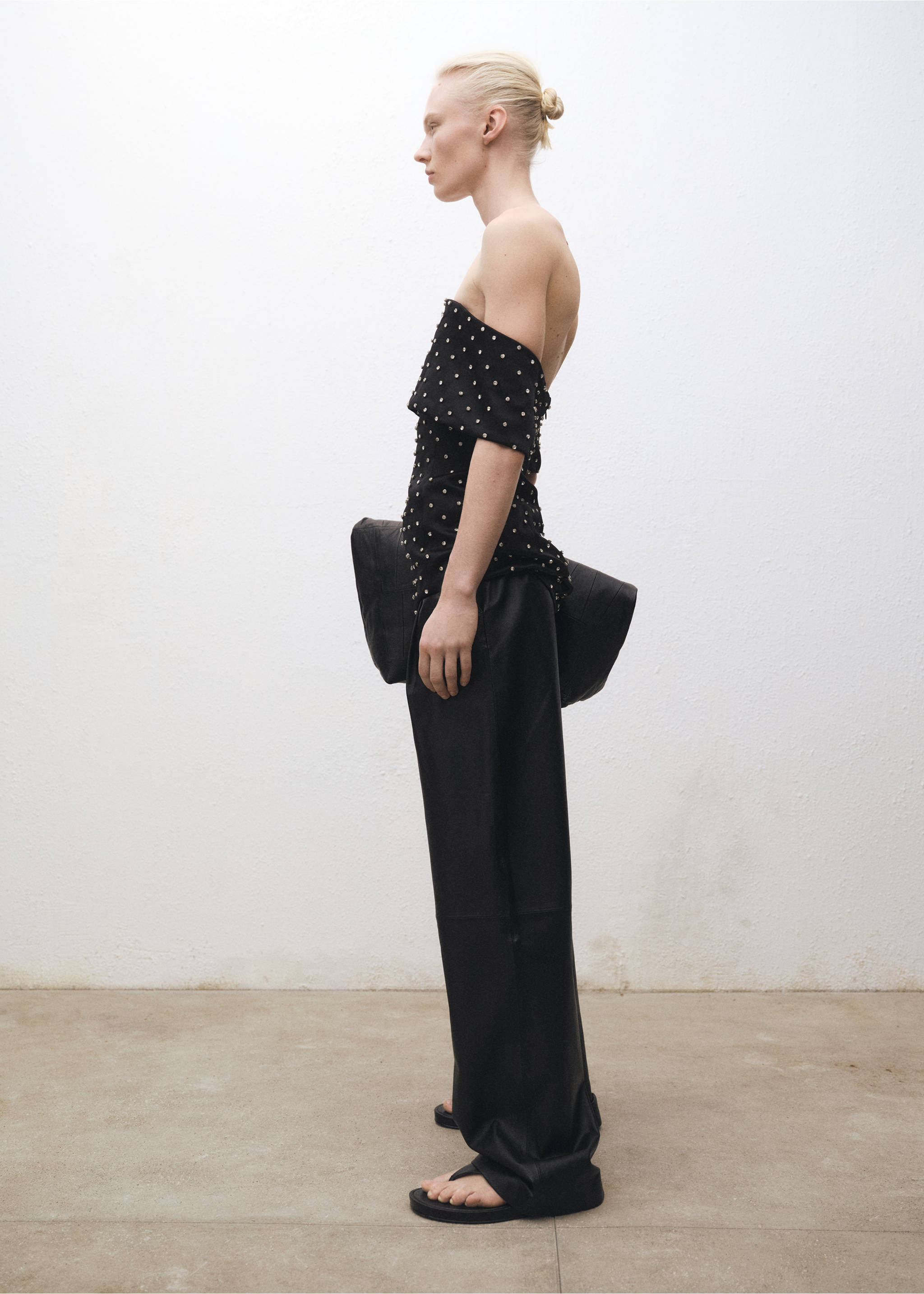 Straight leather trousers with pleat detail - Details of the article 2, Black. Ref: 87064418-00.
