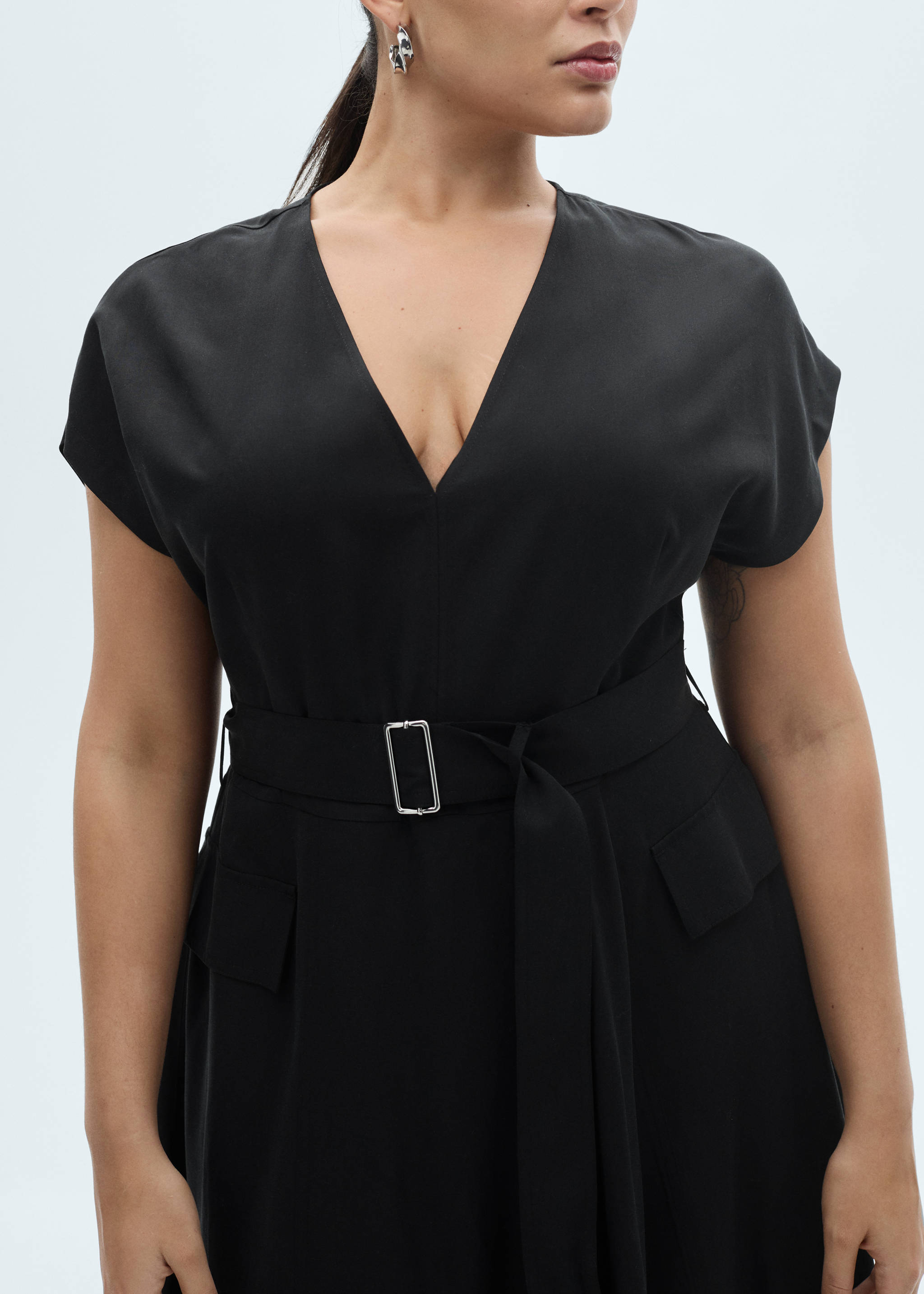 Vestido assimétrico com cinto - Pormenor do artigo 4