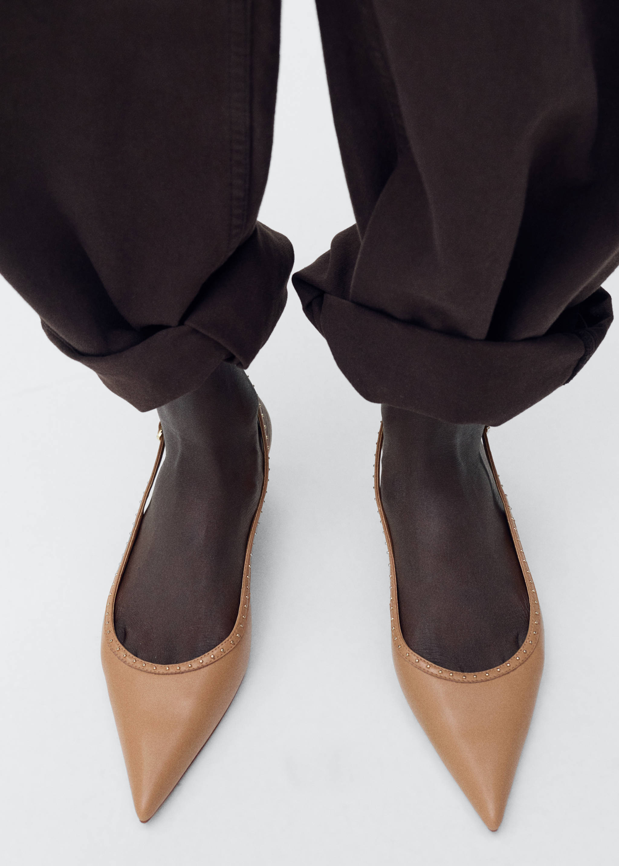 Zapato kitten detalle tachuelas - Plano general