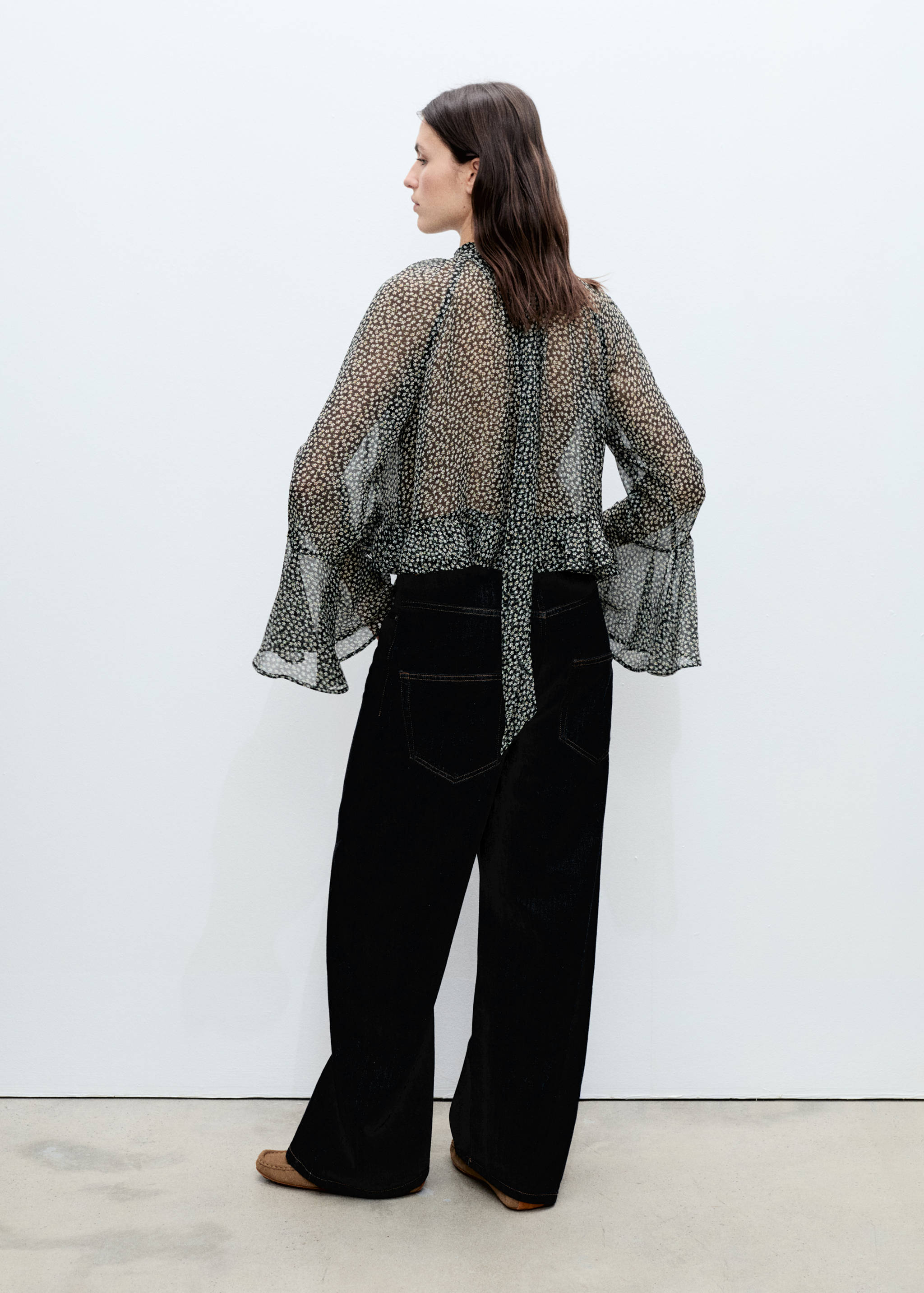 Floral-print blouse with ruffles - Reverse of the article