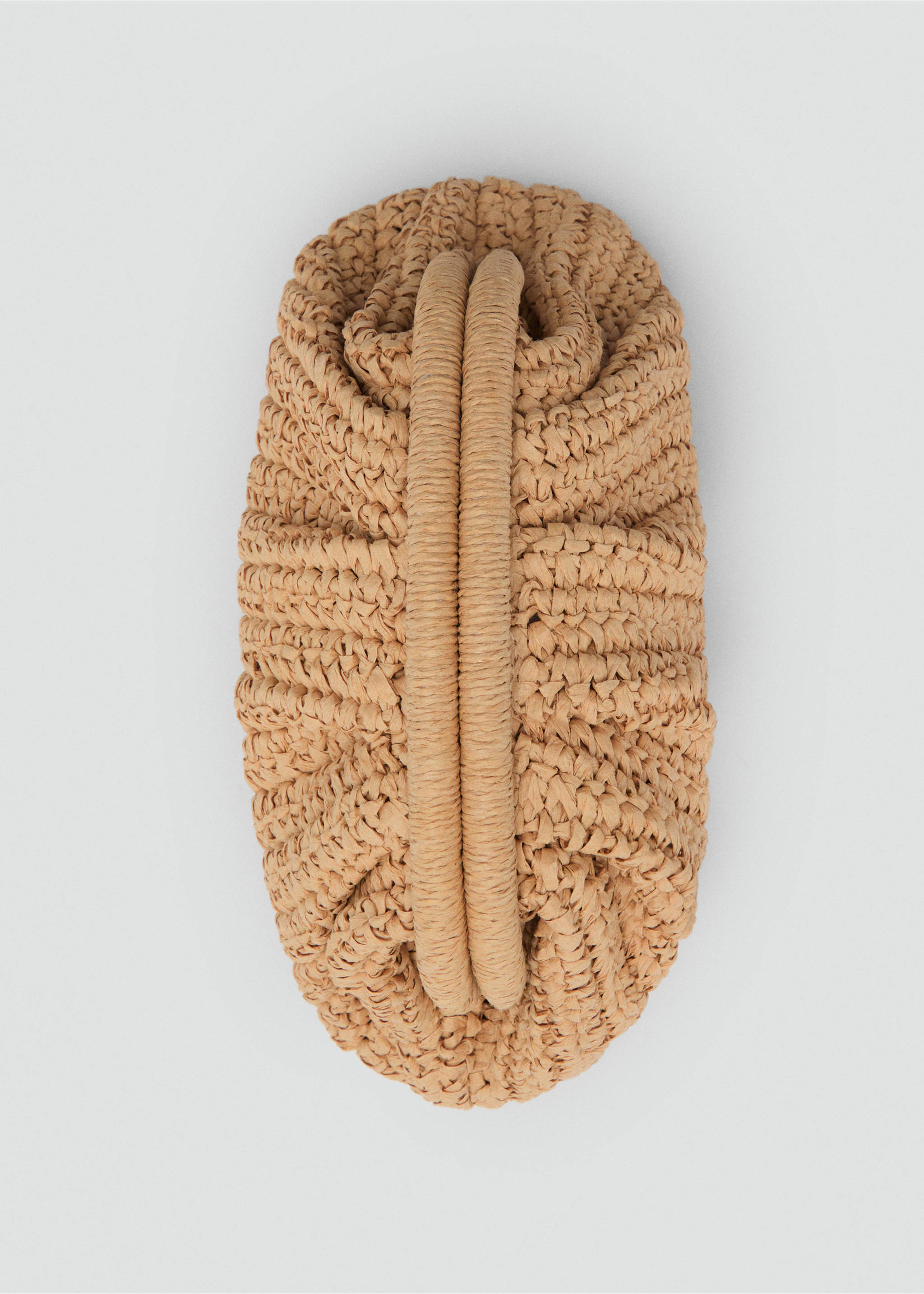 Light brown woven shoulder bag, close-up view of the frame closure., Beige. Ref: 87065921-00.