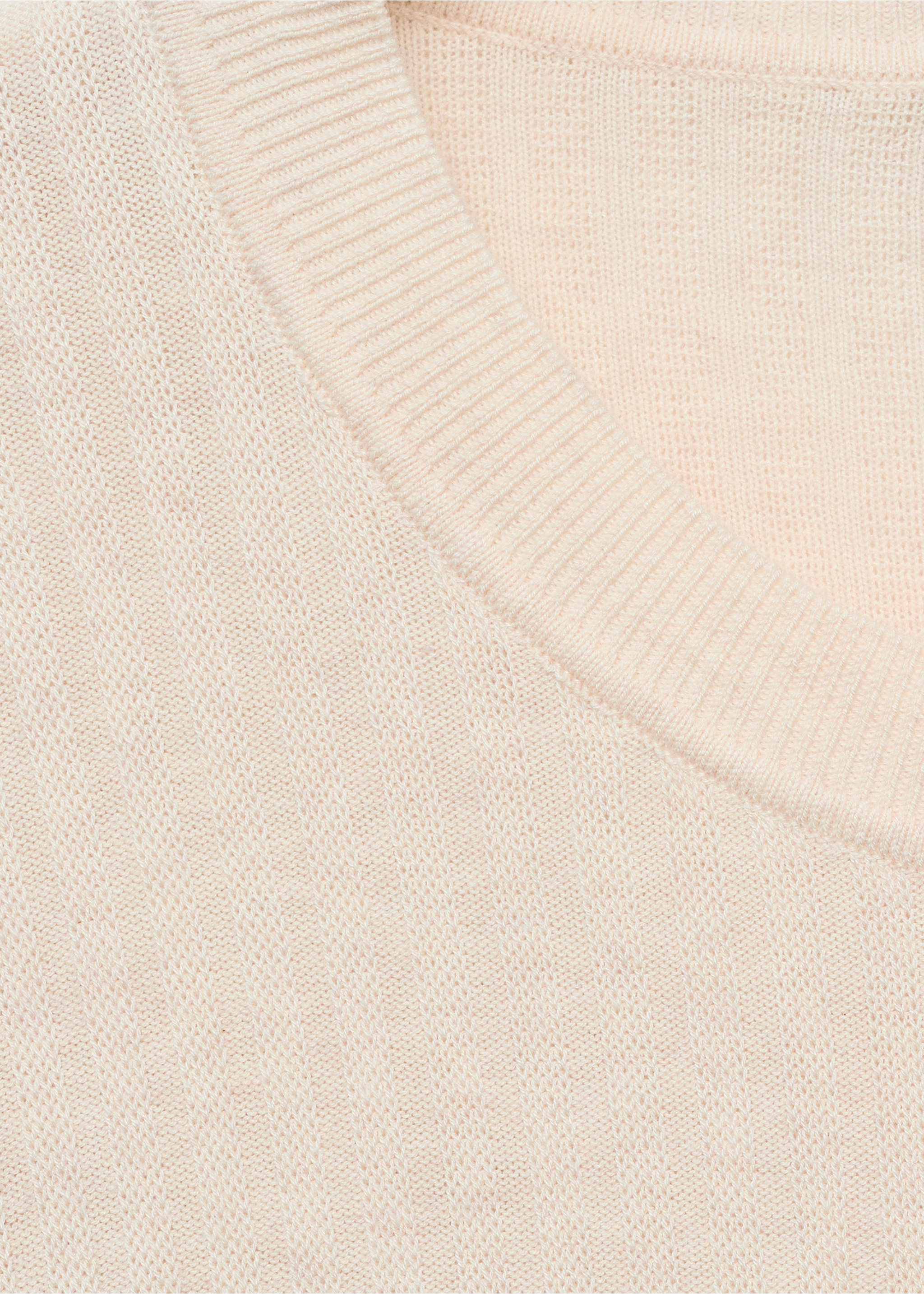 Primer plano de una camiseta ligera de color beige con cuello redondo de canalé., Blanco marfil. Ref: 87065933-00.