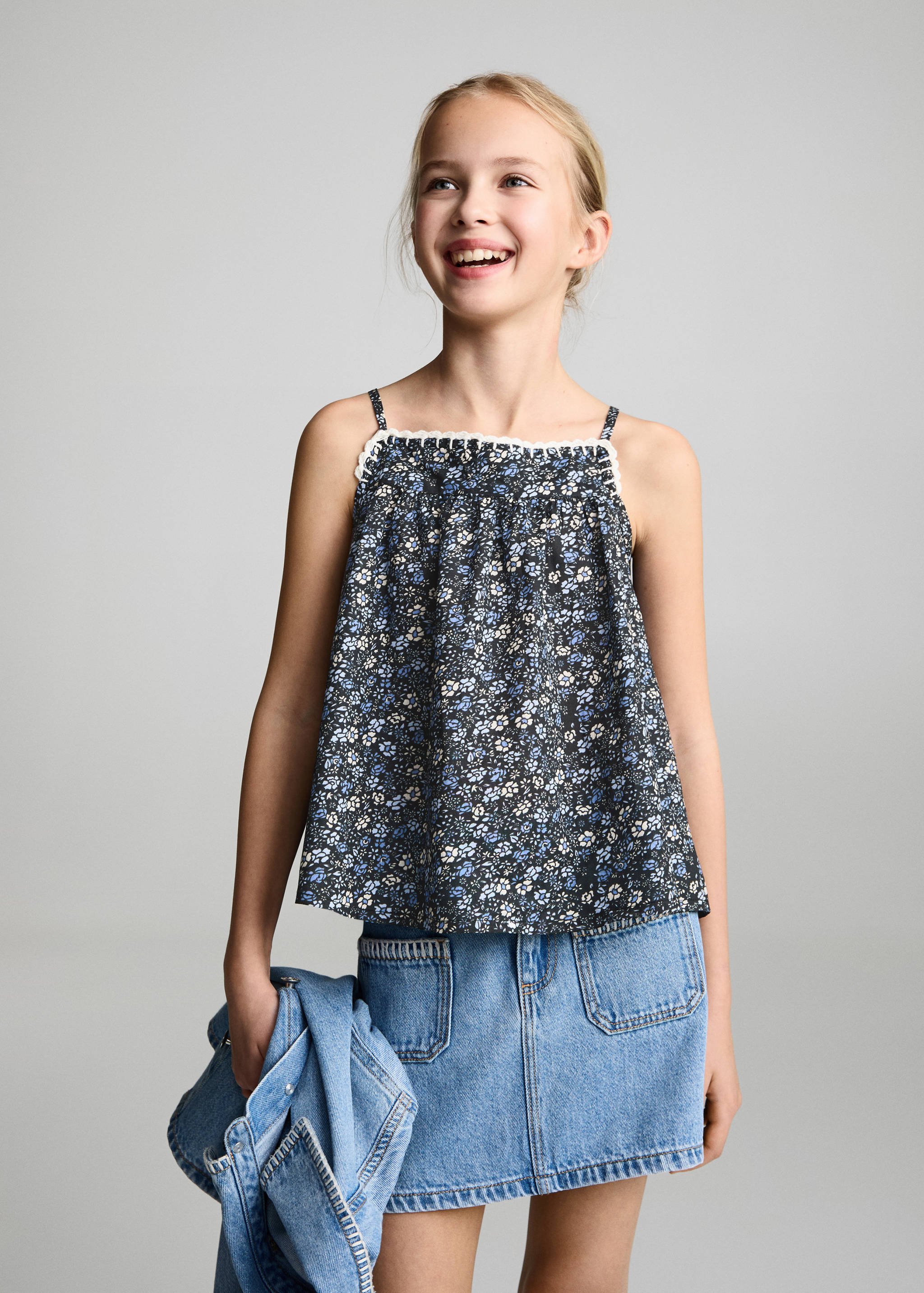 بلوزة مزخرفة بالزهور - رؤية وسط