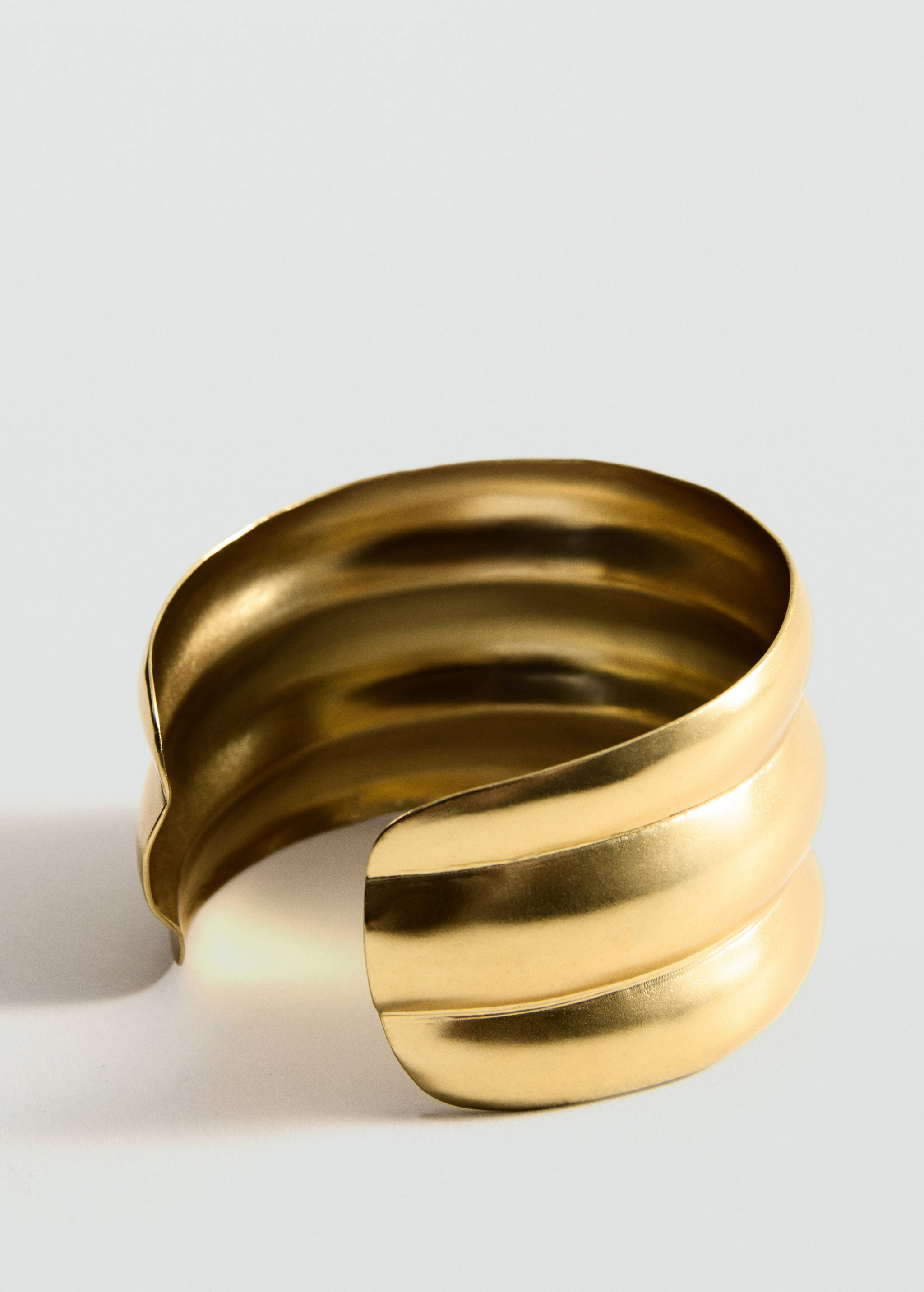 Rigid bracelet with relief - Details of the article 1