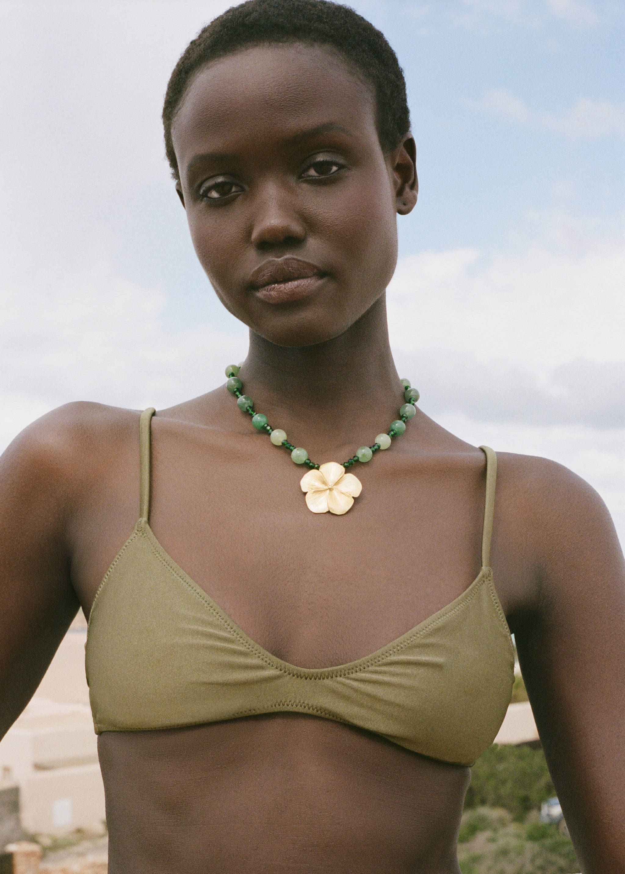 Kalung bola dengan detail bunga batu - Tampilan Umum