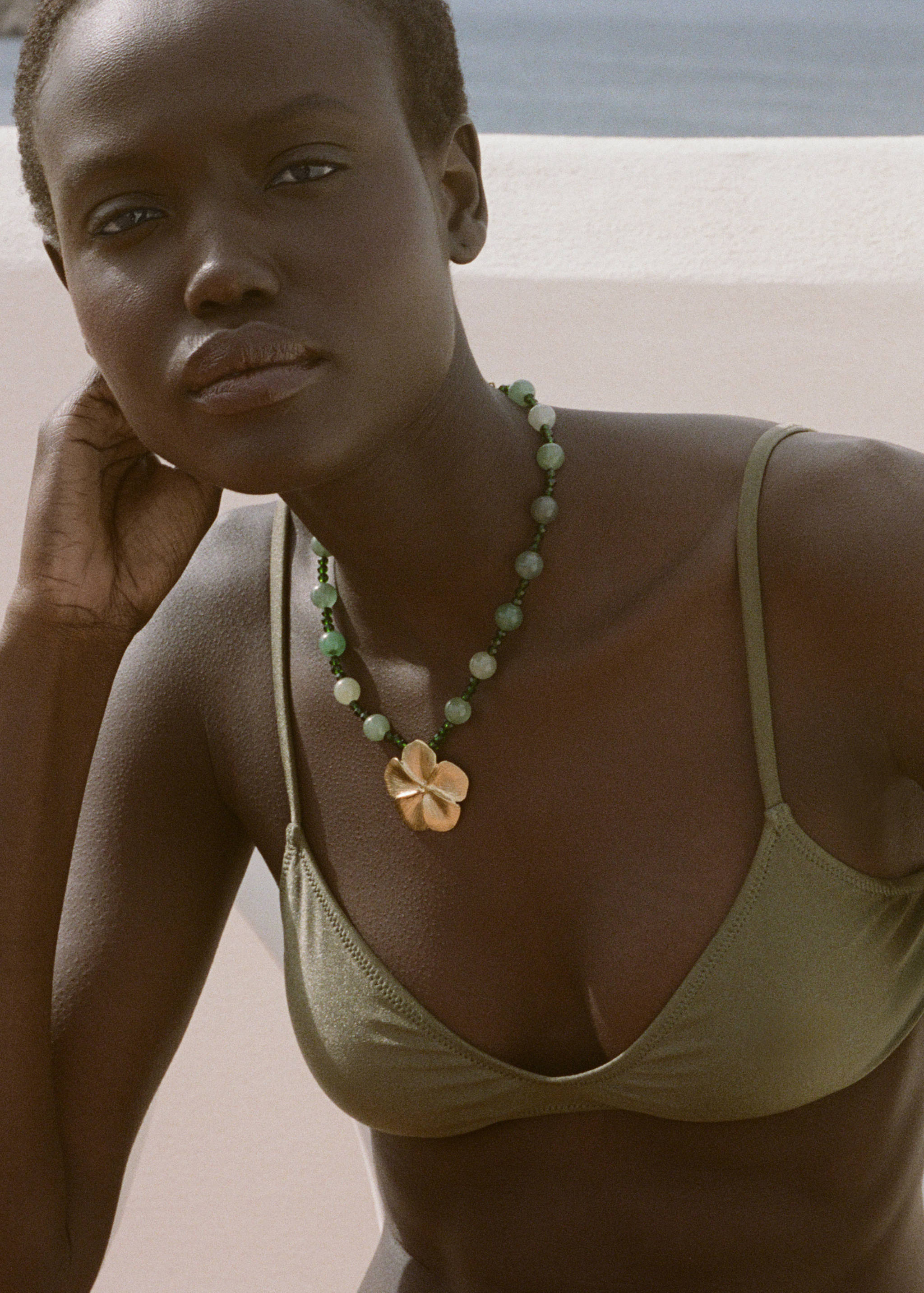 Kalung bola dengan detail bunga batu - Rincian barang 1