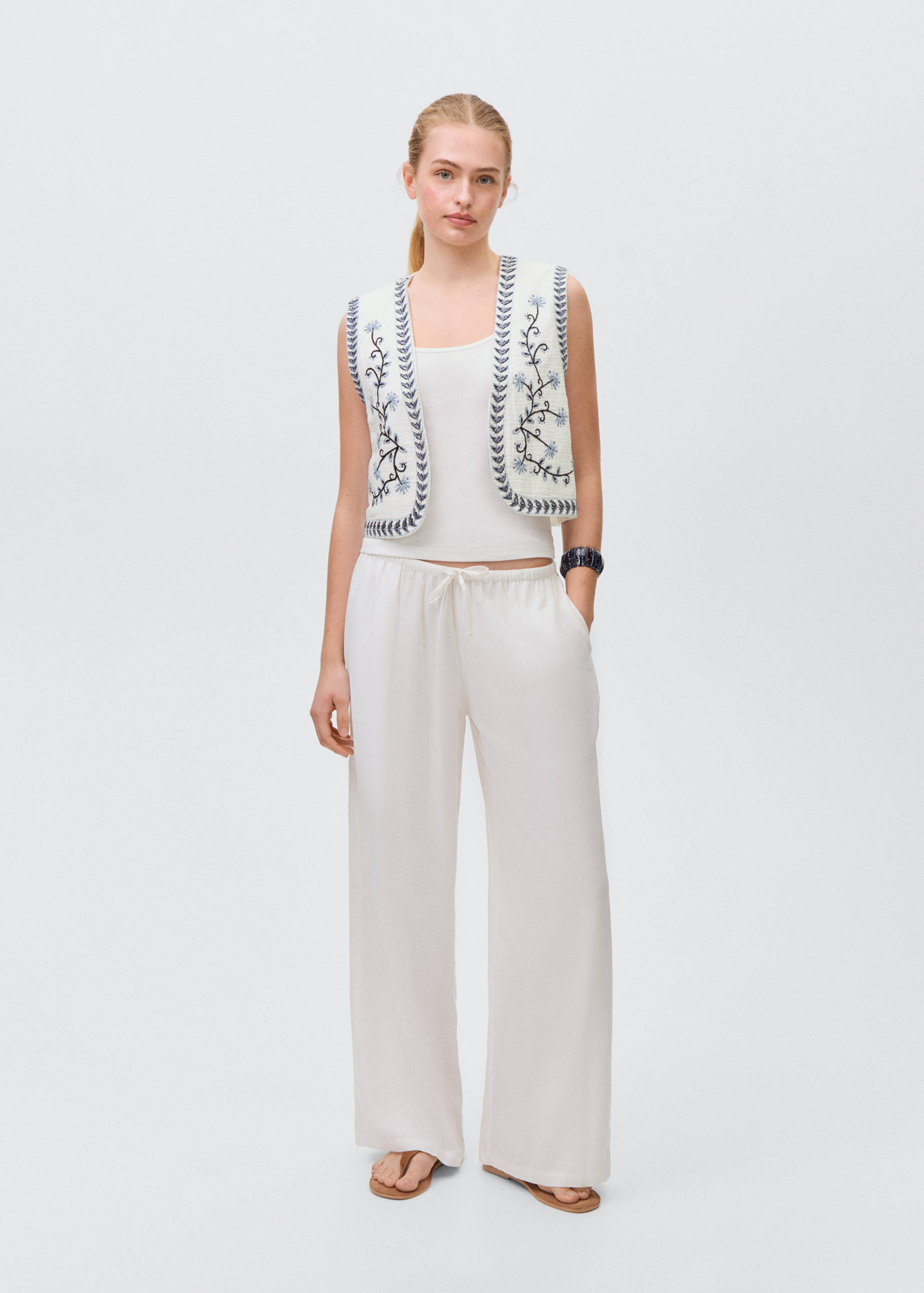 Chaleco crop bordado flores - Plano general