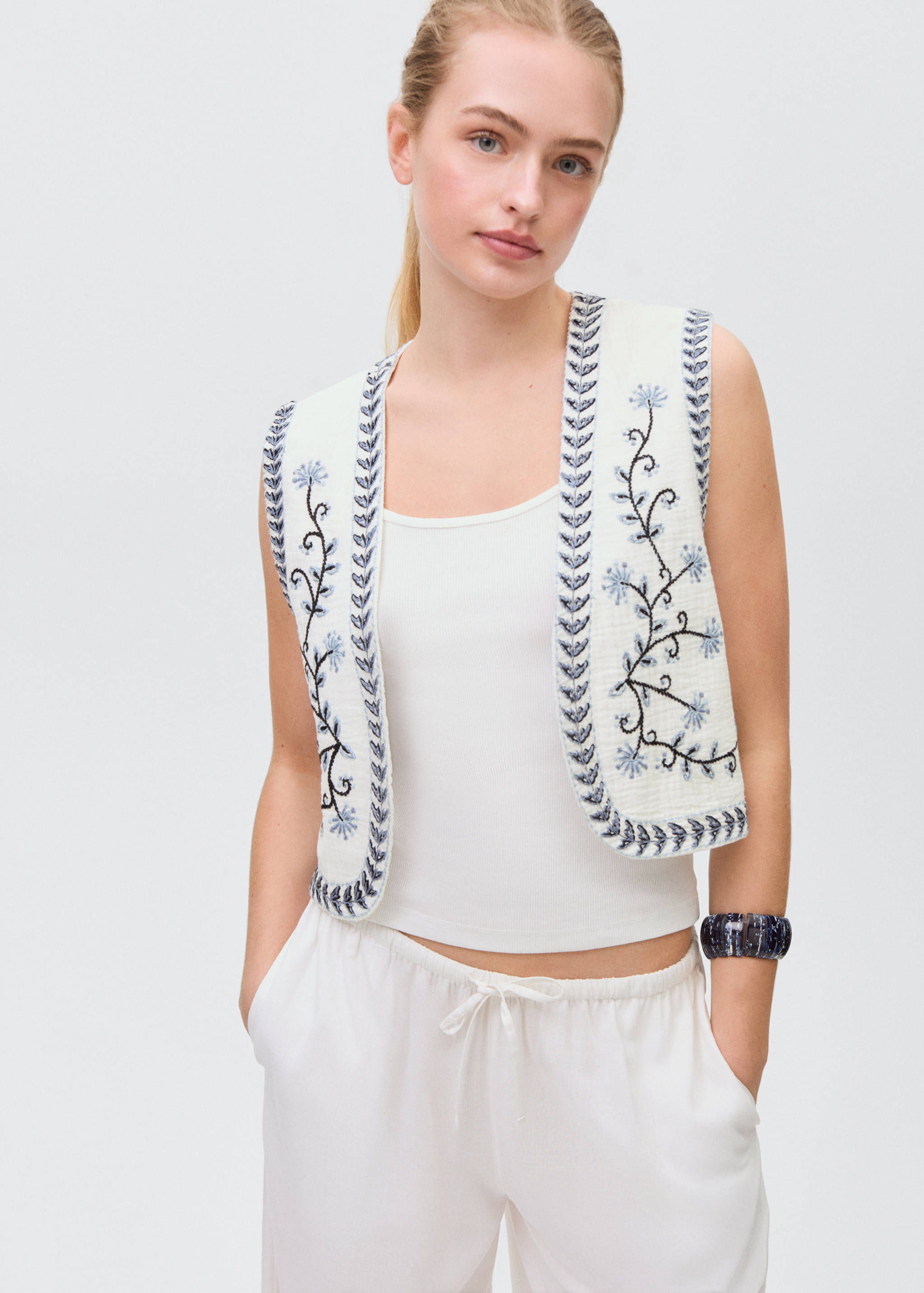 Chaleco crop bordado flores - Plano medio