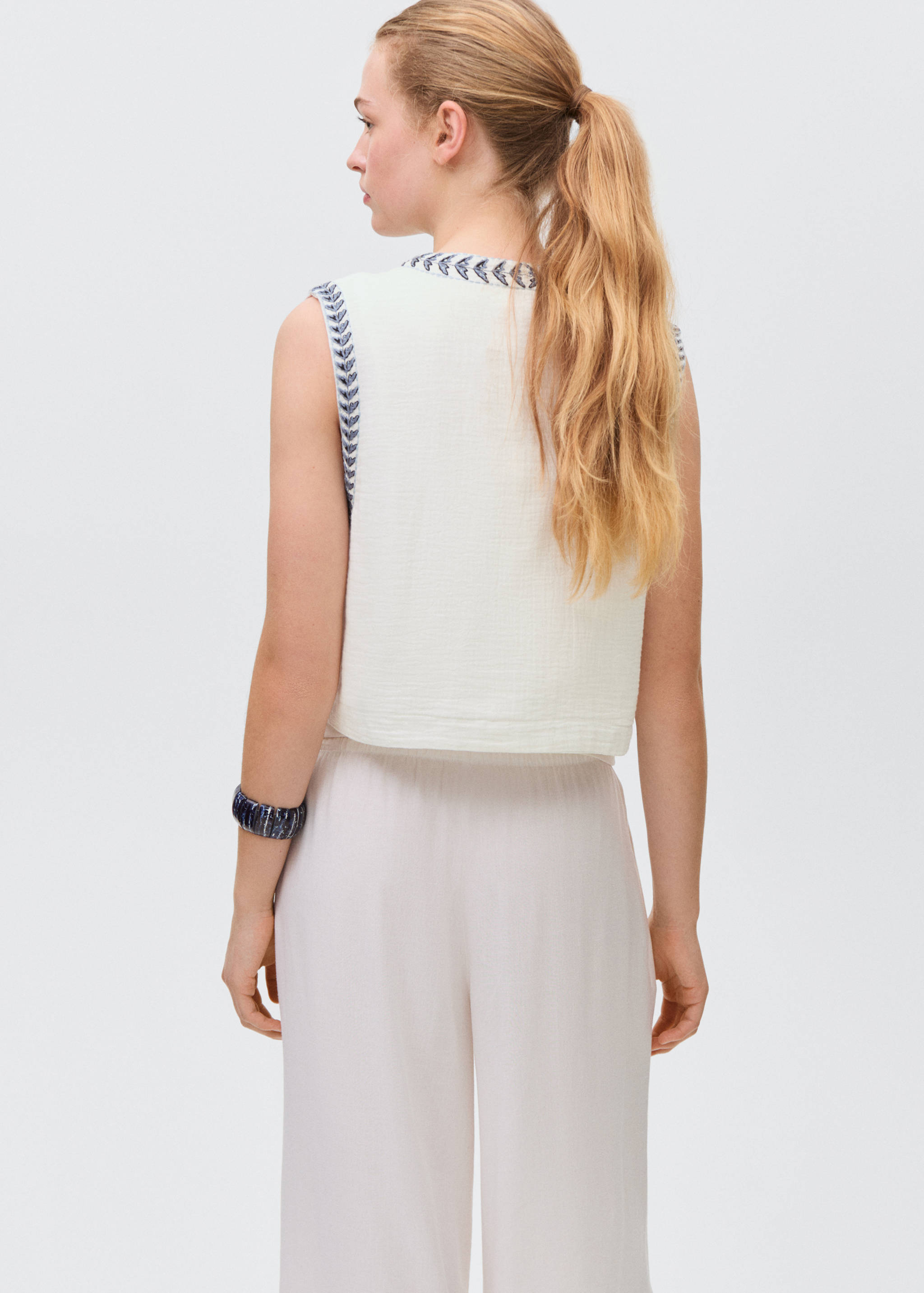 Chaleco crop bordado flores - Reverso del artículo