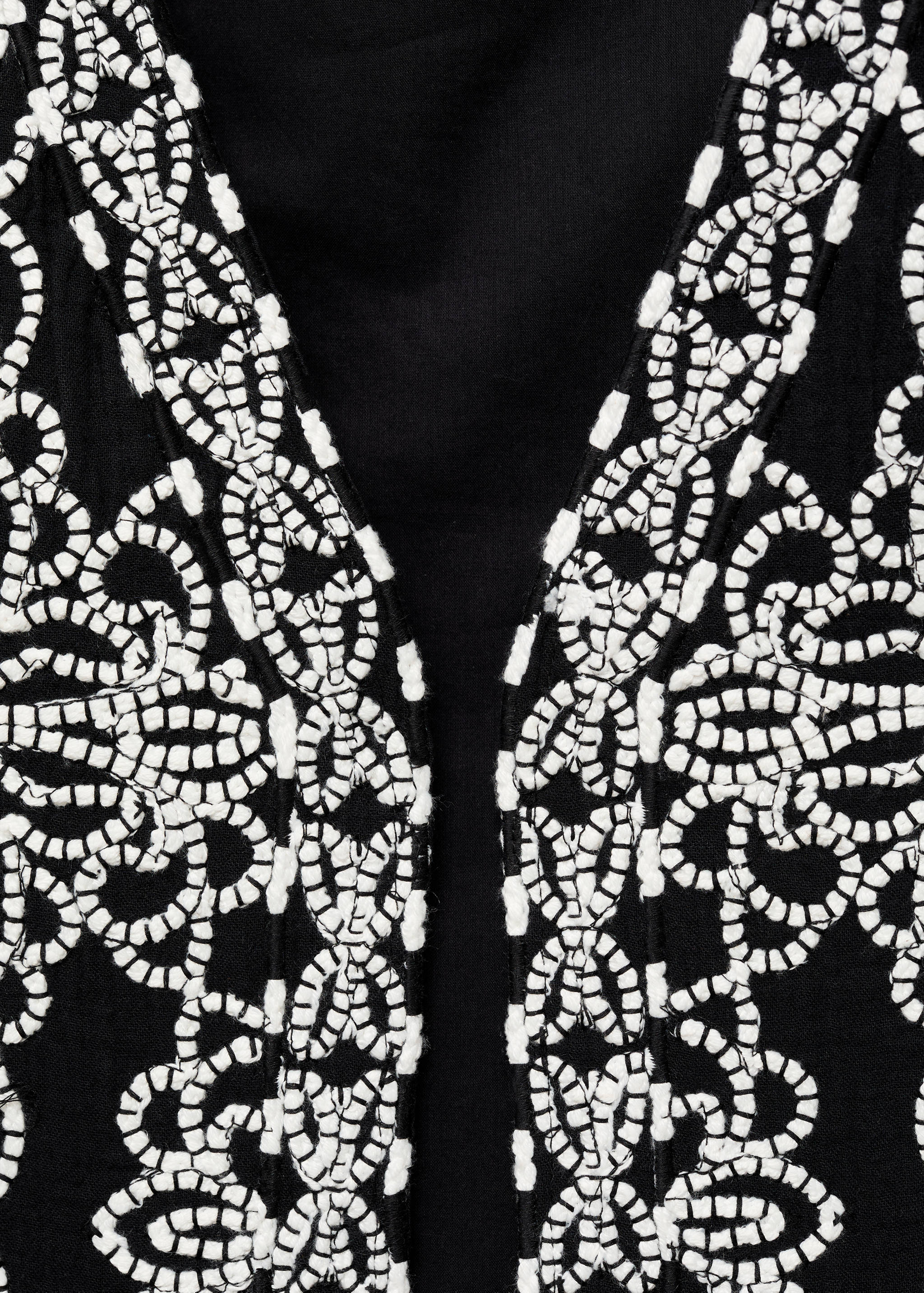 Colete bordado - Pormenor do artigo 8