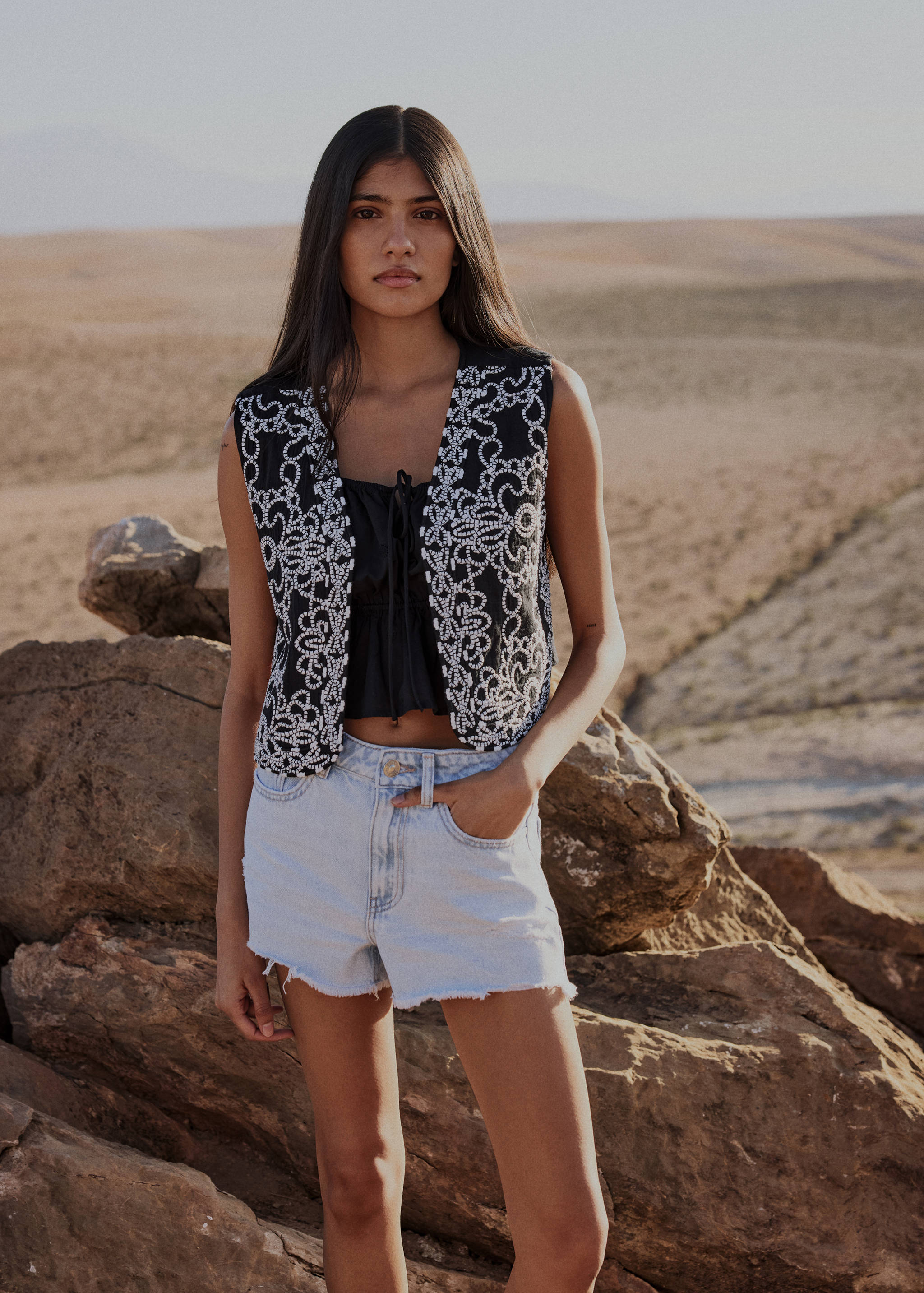 Colete bordado - Pormenor do artigo 5