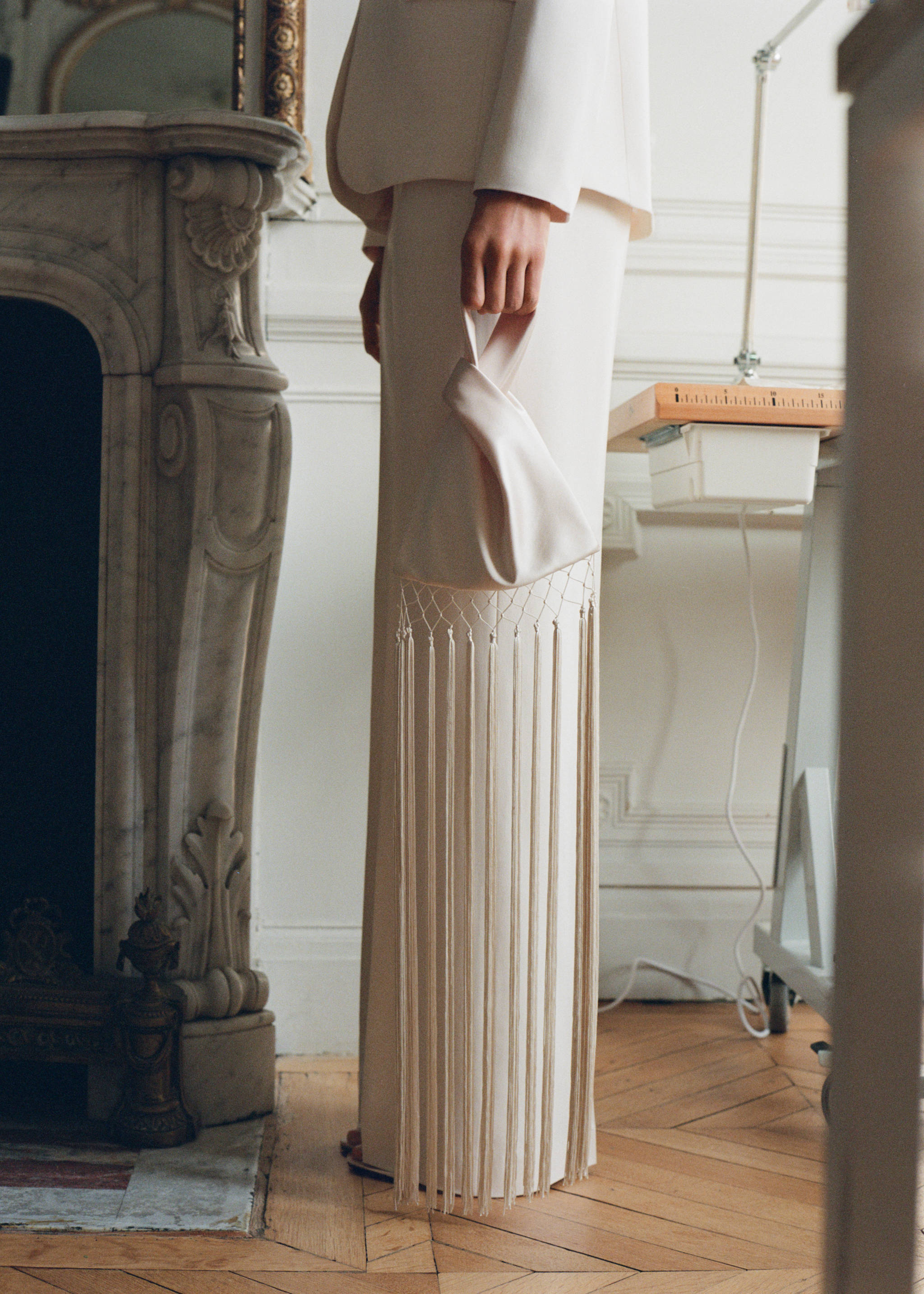 Handväska med fransar i satin - Allmän bild