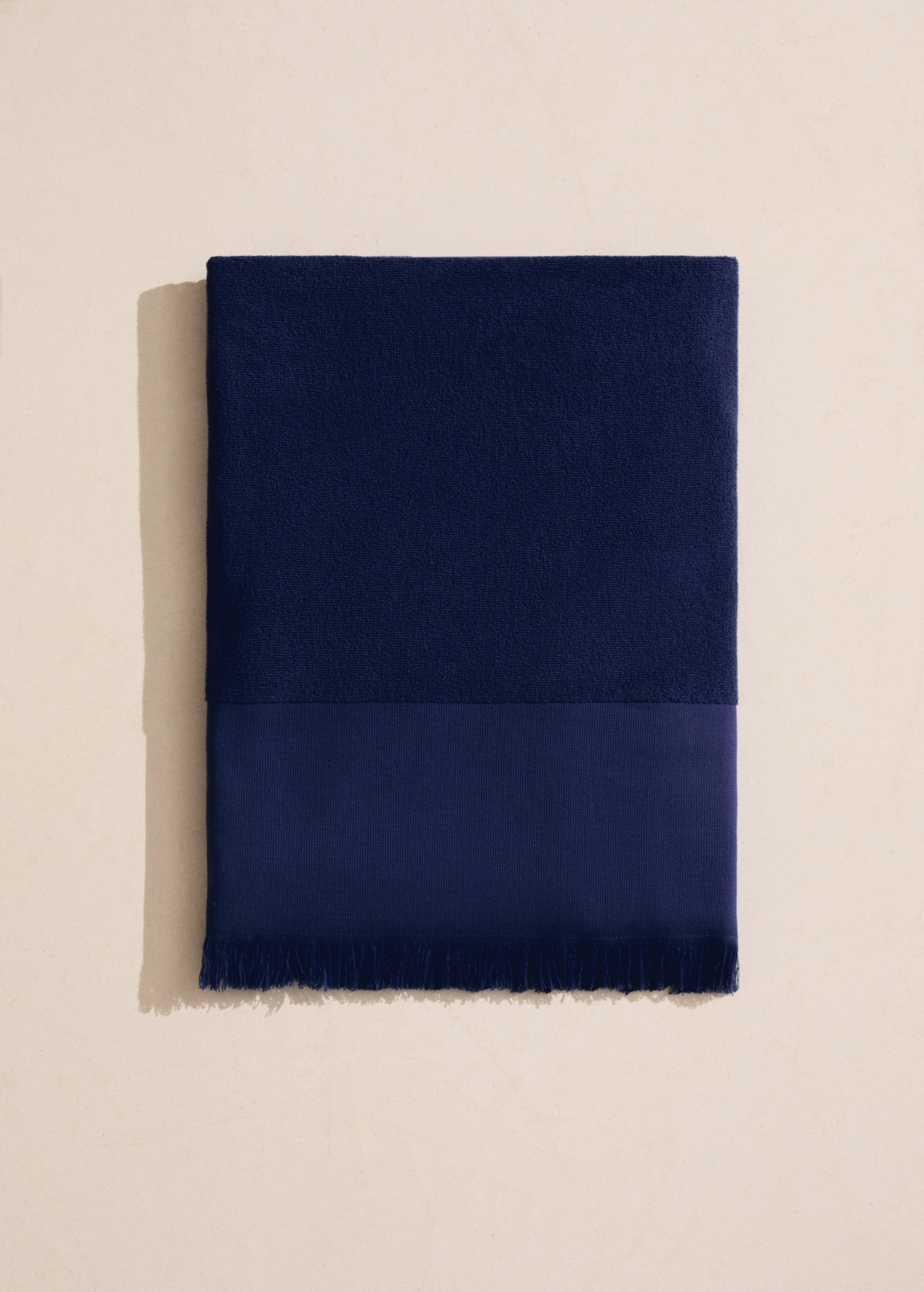 Serviette de plage en coton bouclette overdyed à franges - Plan général
