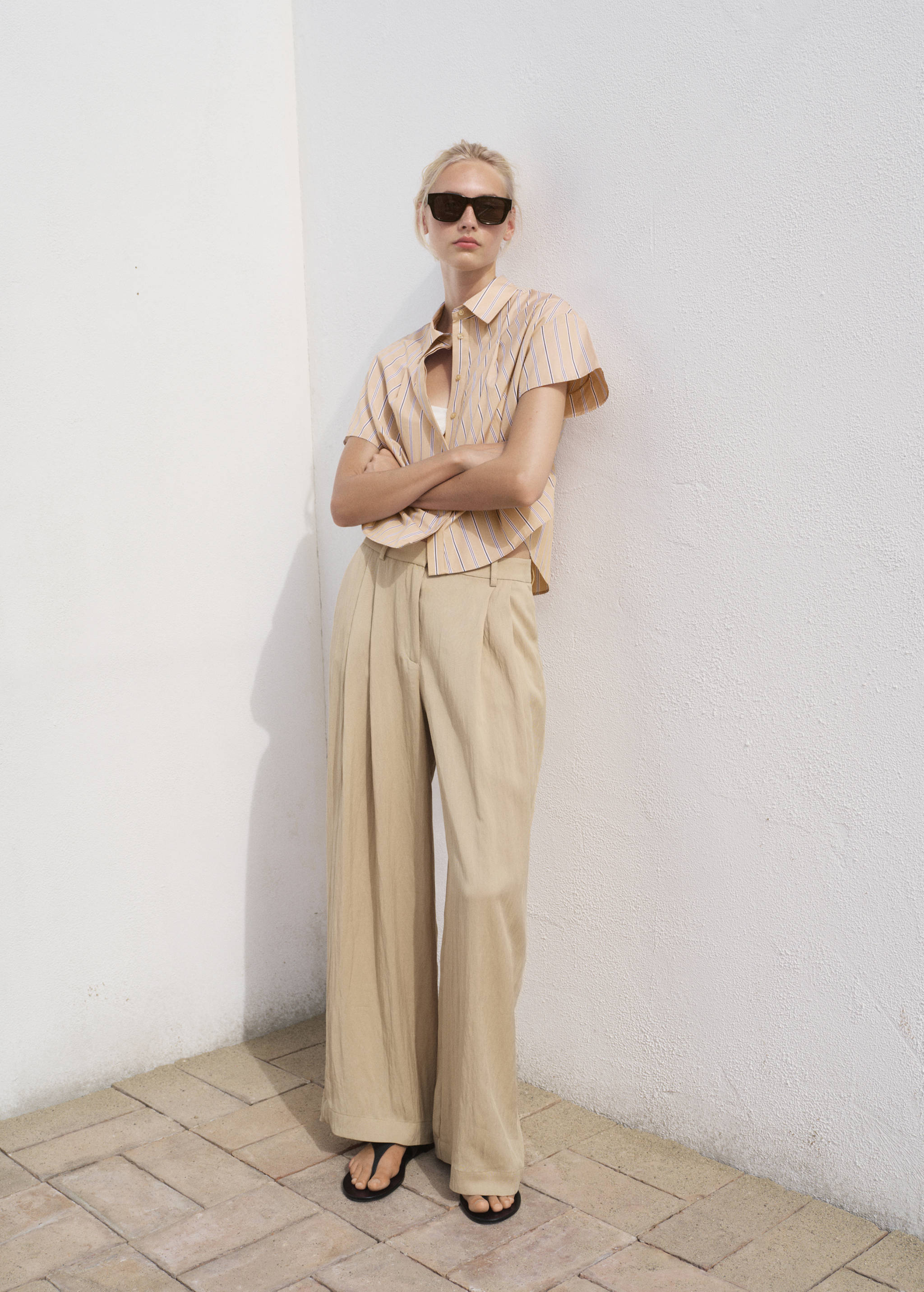 Koszula w paski z krótkim rękawem - Plan ogólny