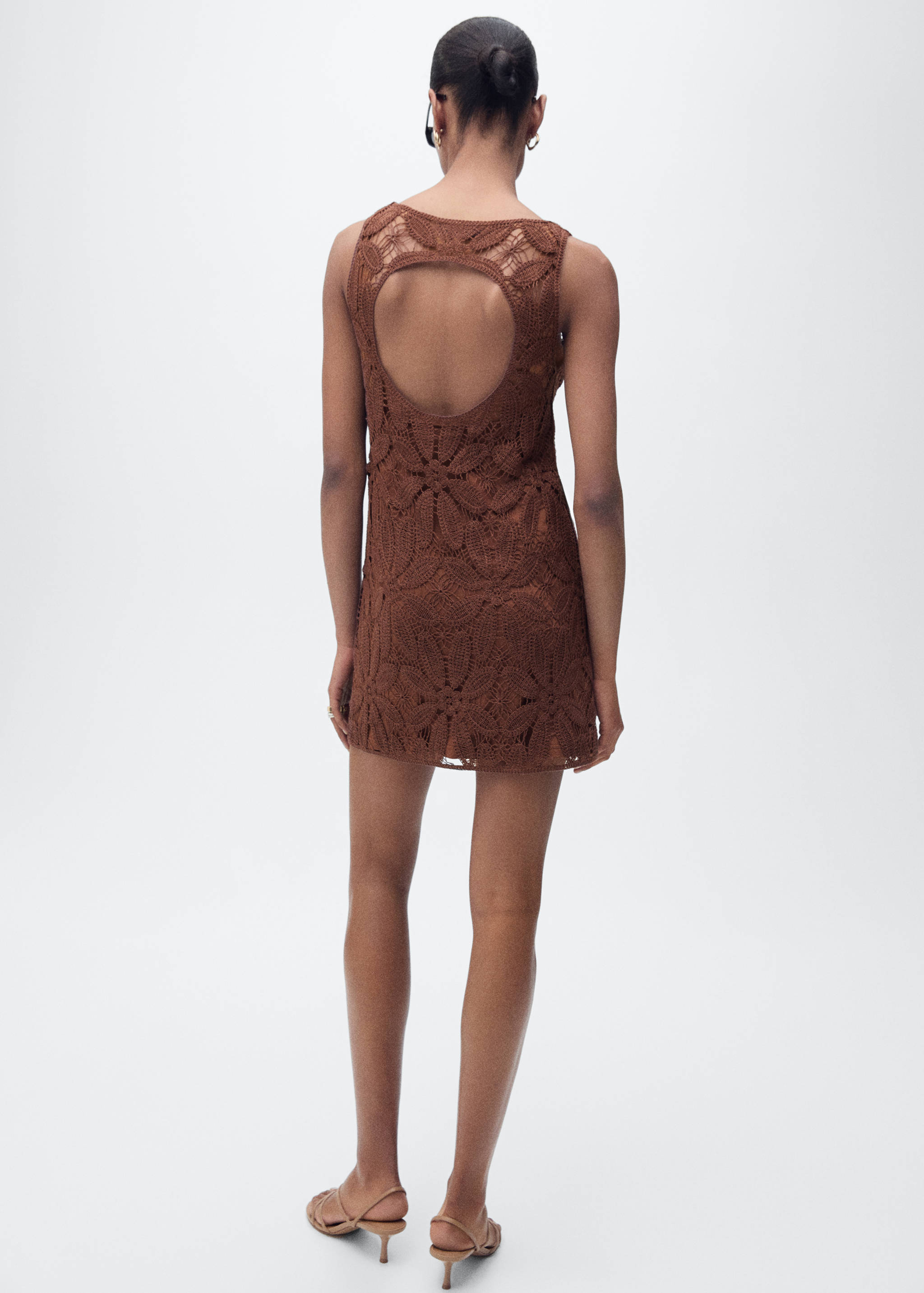 Open back crochet dress - Reverse of the article