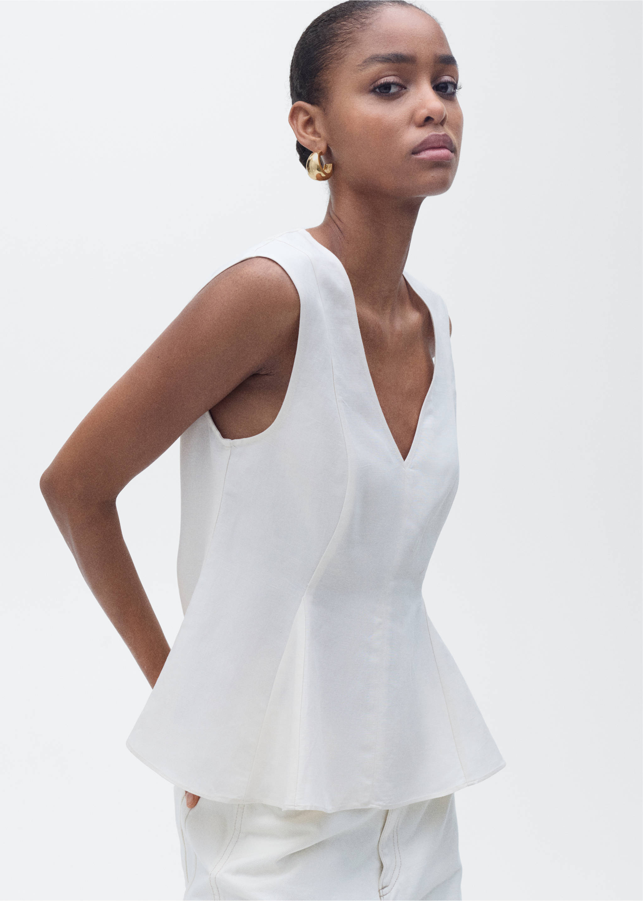White sleeveless V-neck peplum top with a flared hem., Ecru. Ref: 87067179-00.