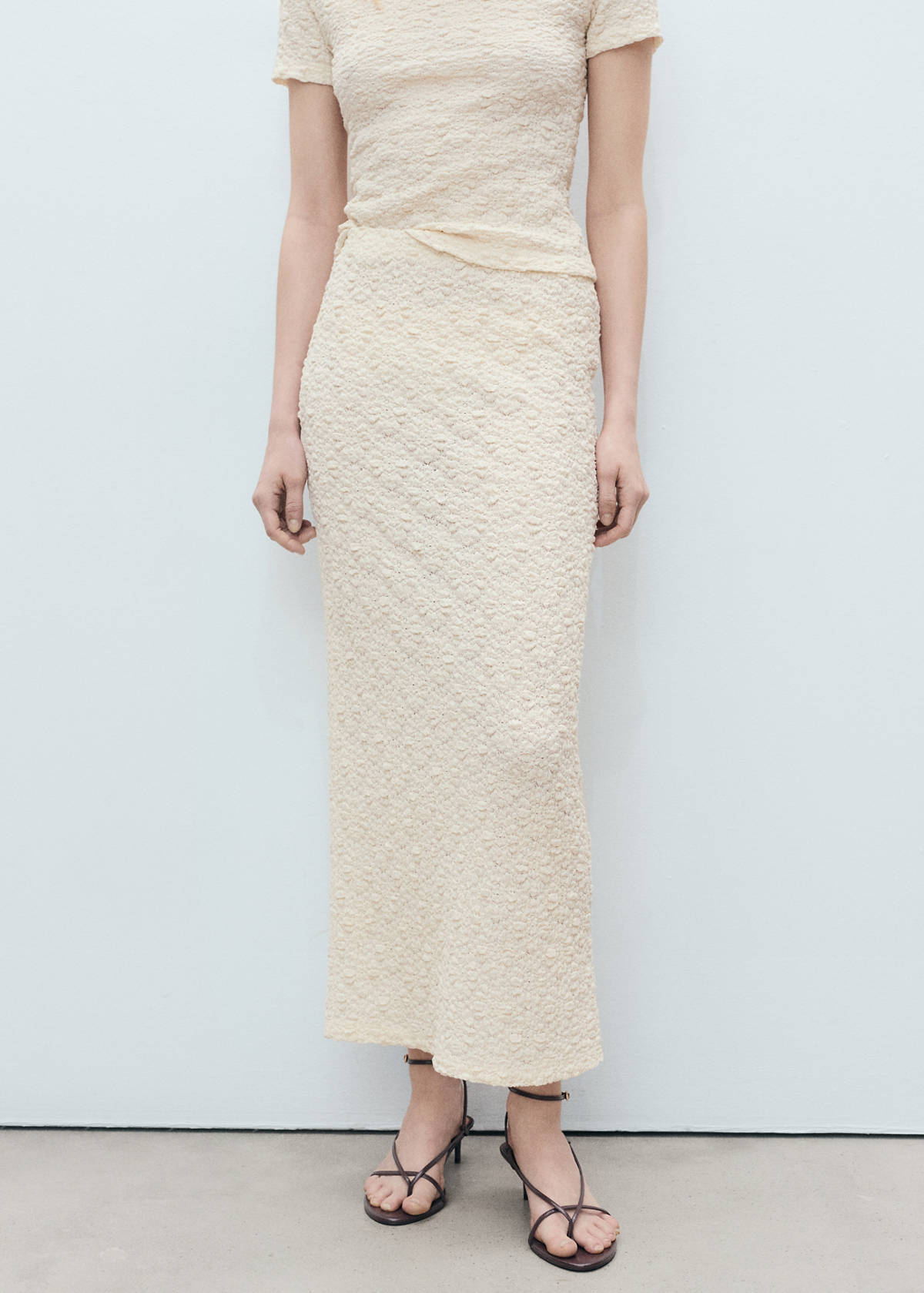 Textured fitted skirt — Ecru