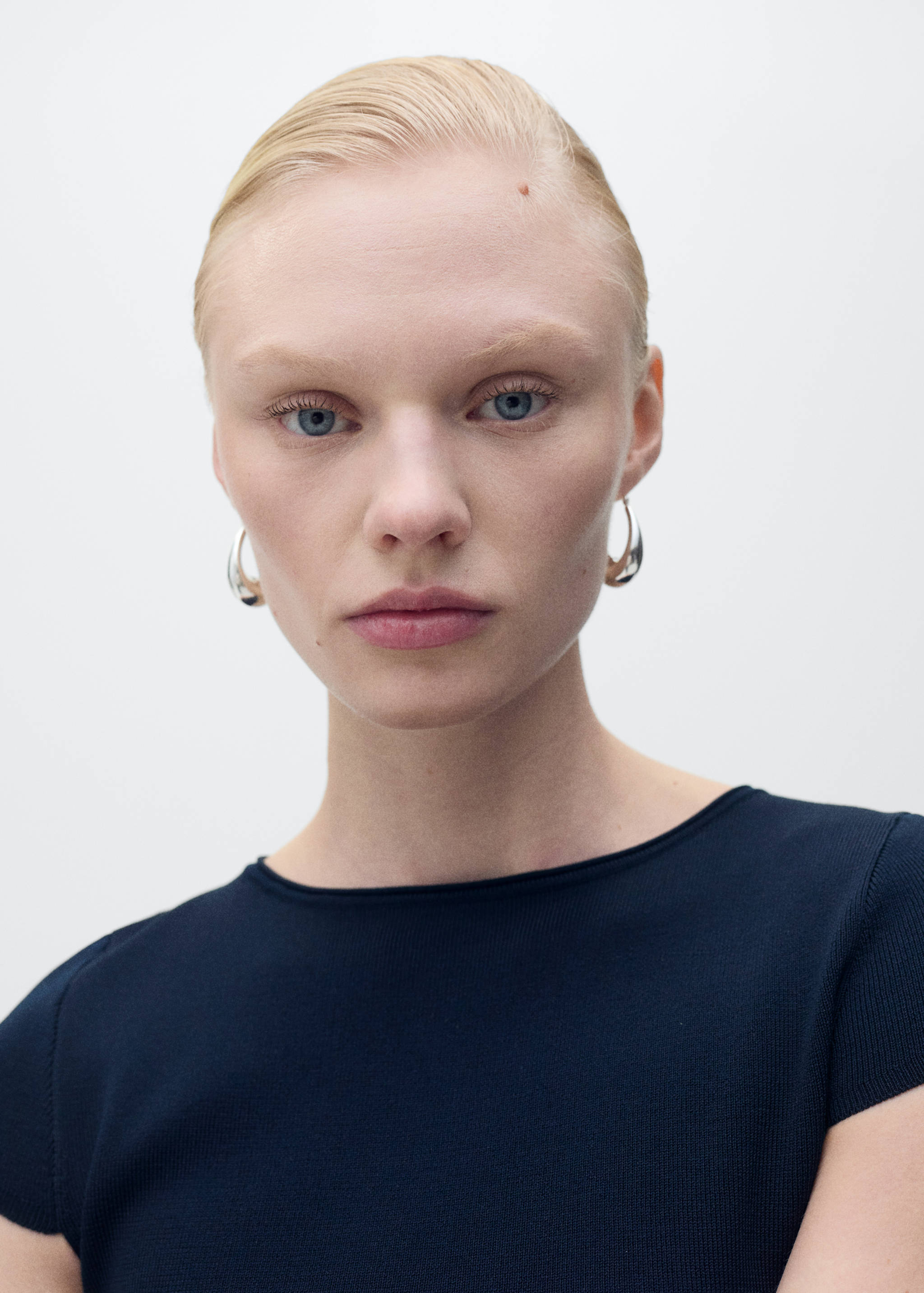 Knitted sweater with asymmetrical hem - Details of the article 1