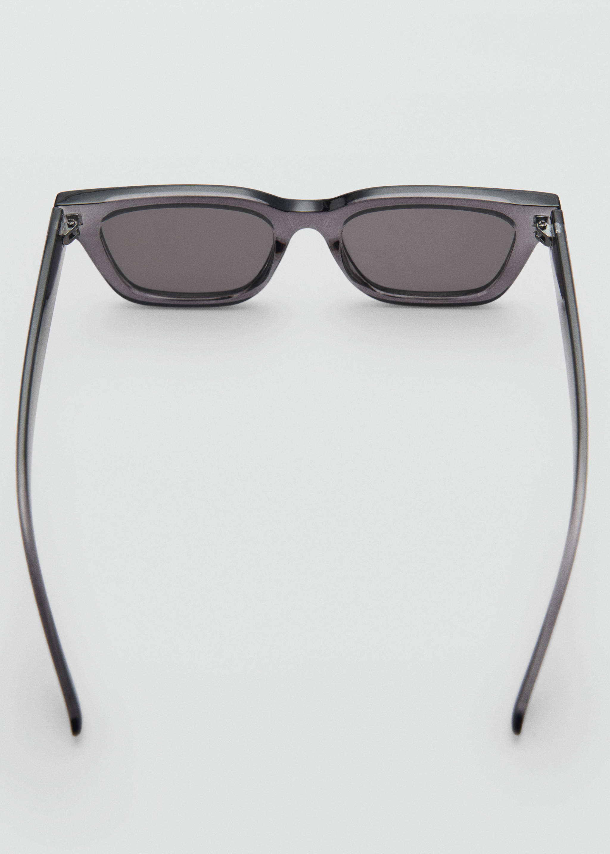 Солнцезащитные очки в квадратной оправе - Деталь изделия 1