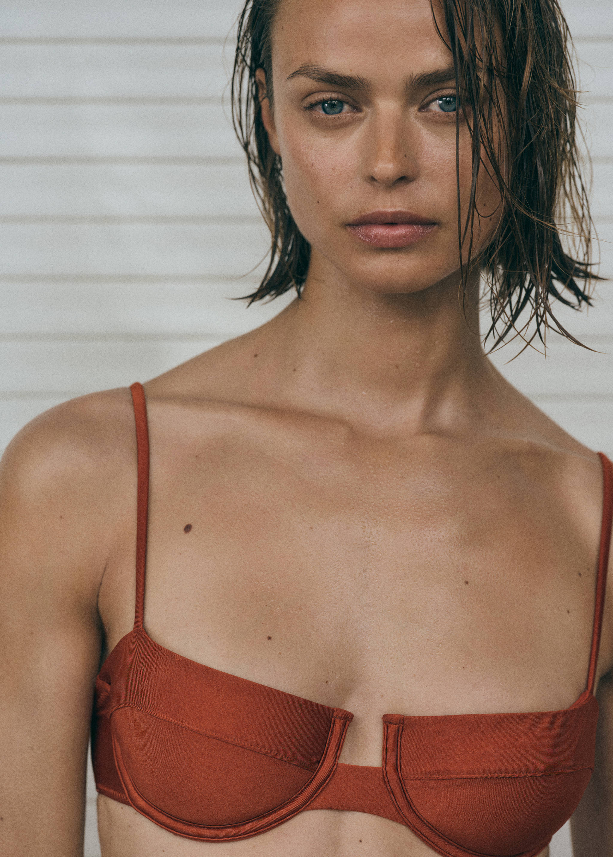 Top de biquíni com argola e acabamento acetinado - Plano médio