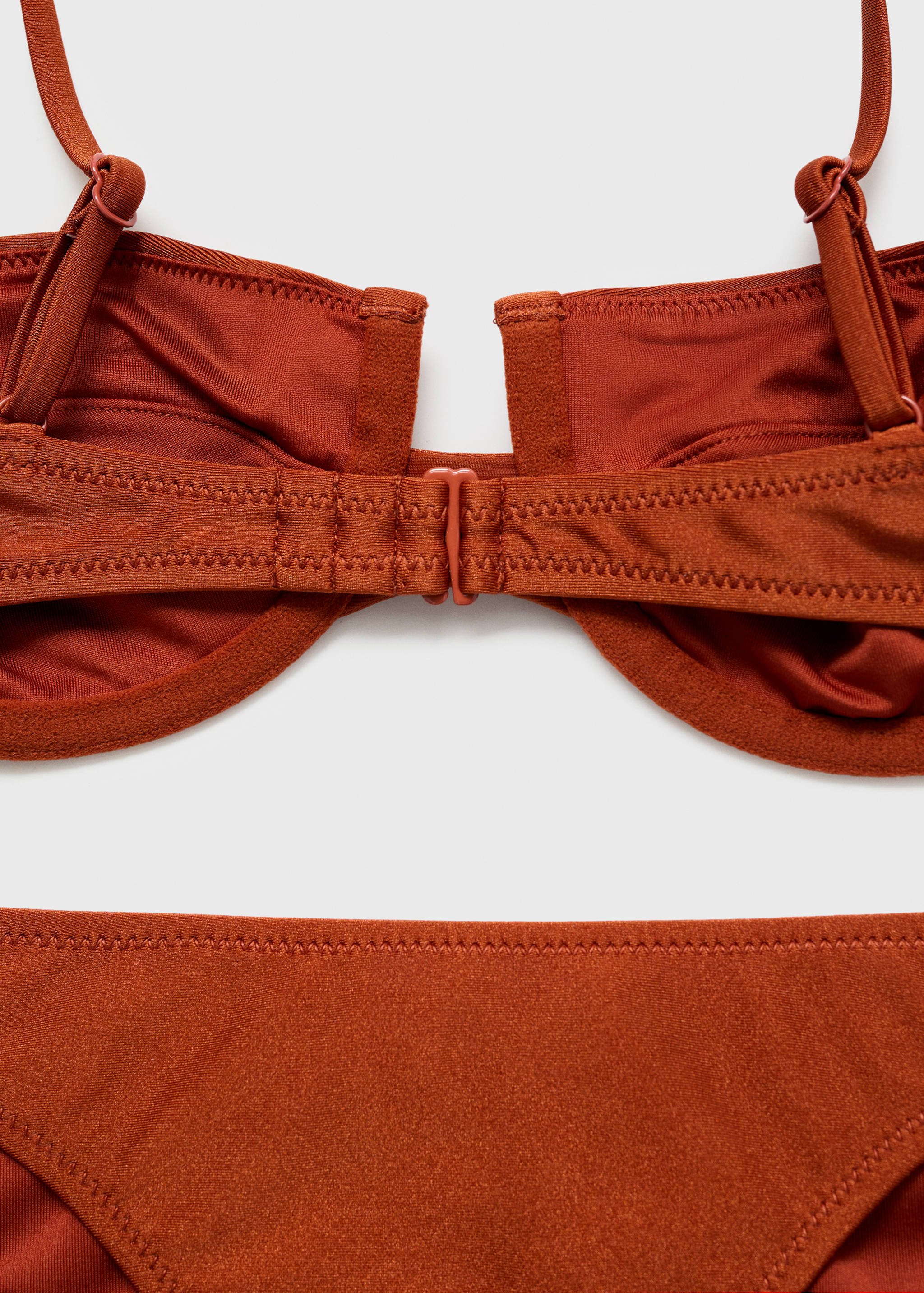 Top de biquíni com argola e acabamento acetinado - Pormenor do artigo 8