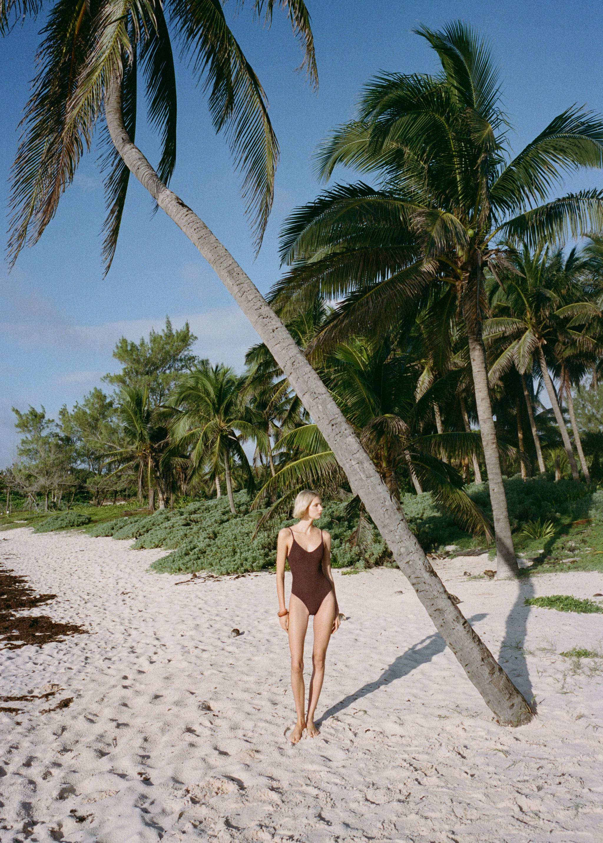 Baddräkt med texturerade axelband - Allmän bild