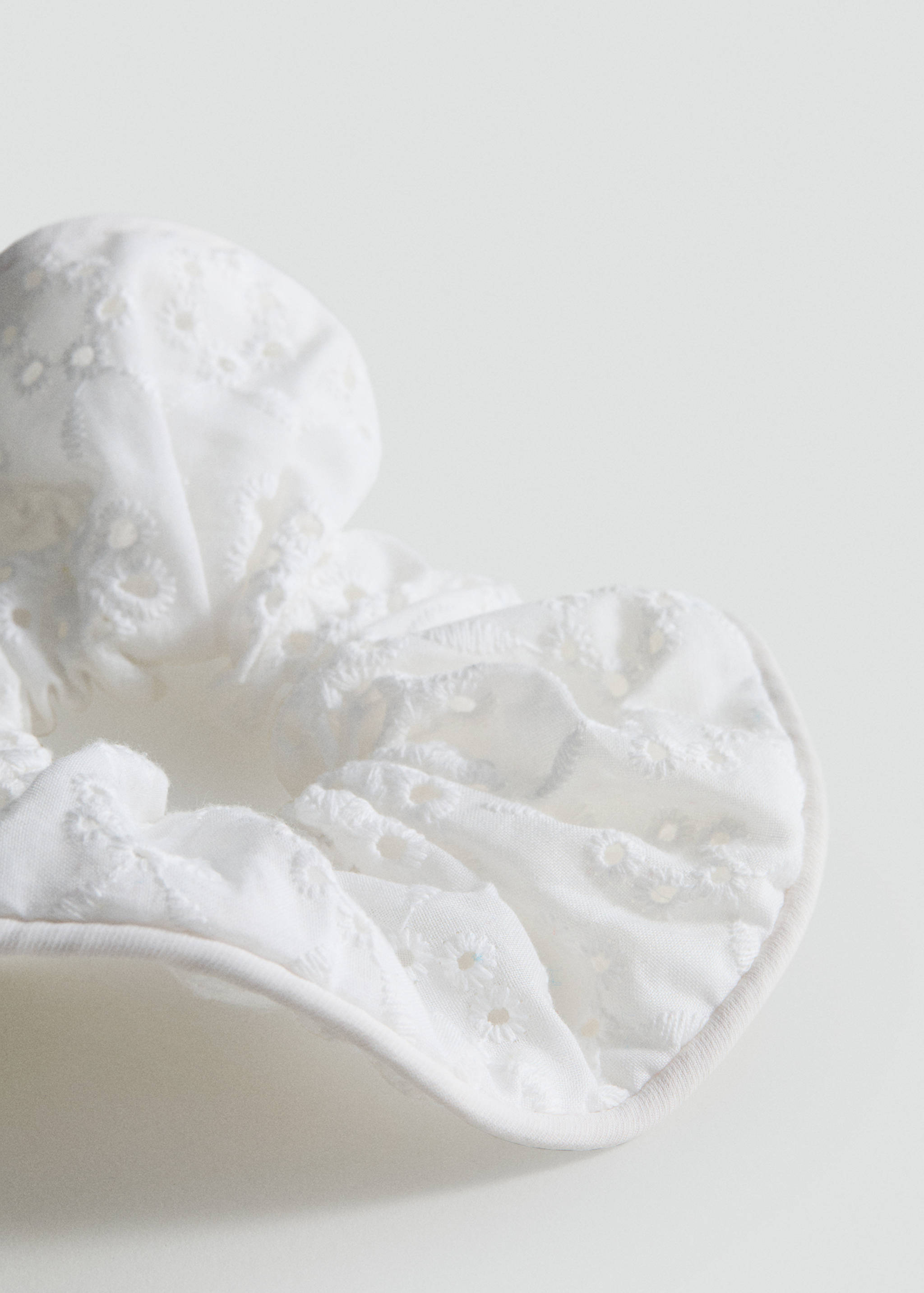 Geblümtes Scrunchie mit Lochmuster - Mittlere Ansicht