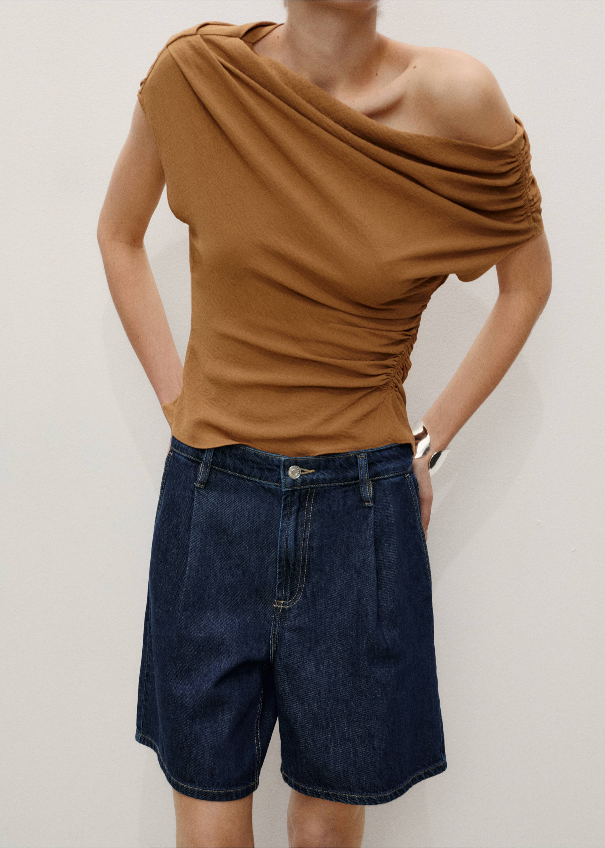 Denim rinse-wash bermuda shorts with pleats - Medium plane, Open Blue. Ref: 87067705-00.