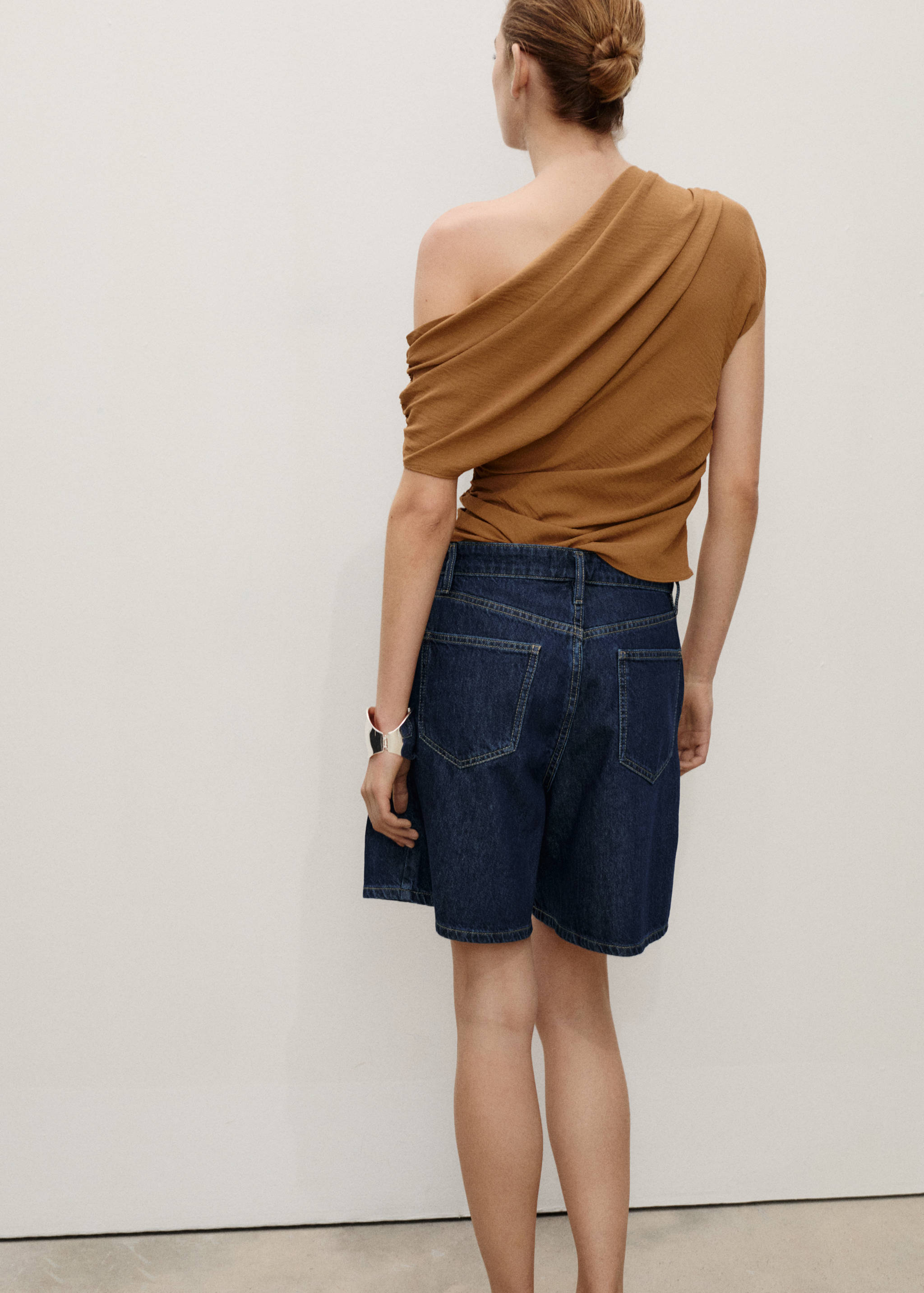 Denim rinse-wash bermuda shorts with pleats - Reverse of the article
